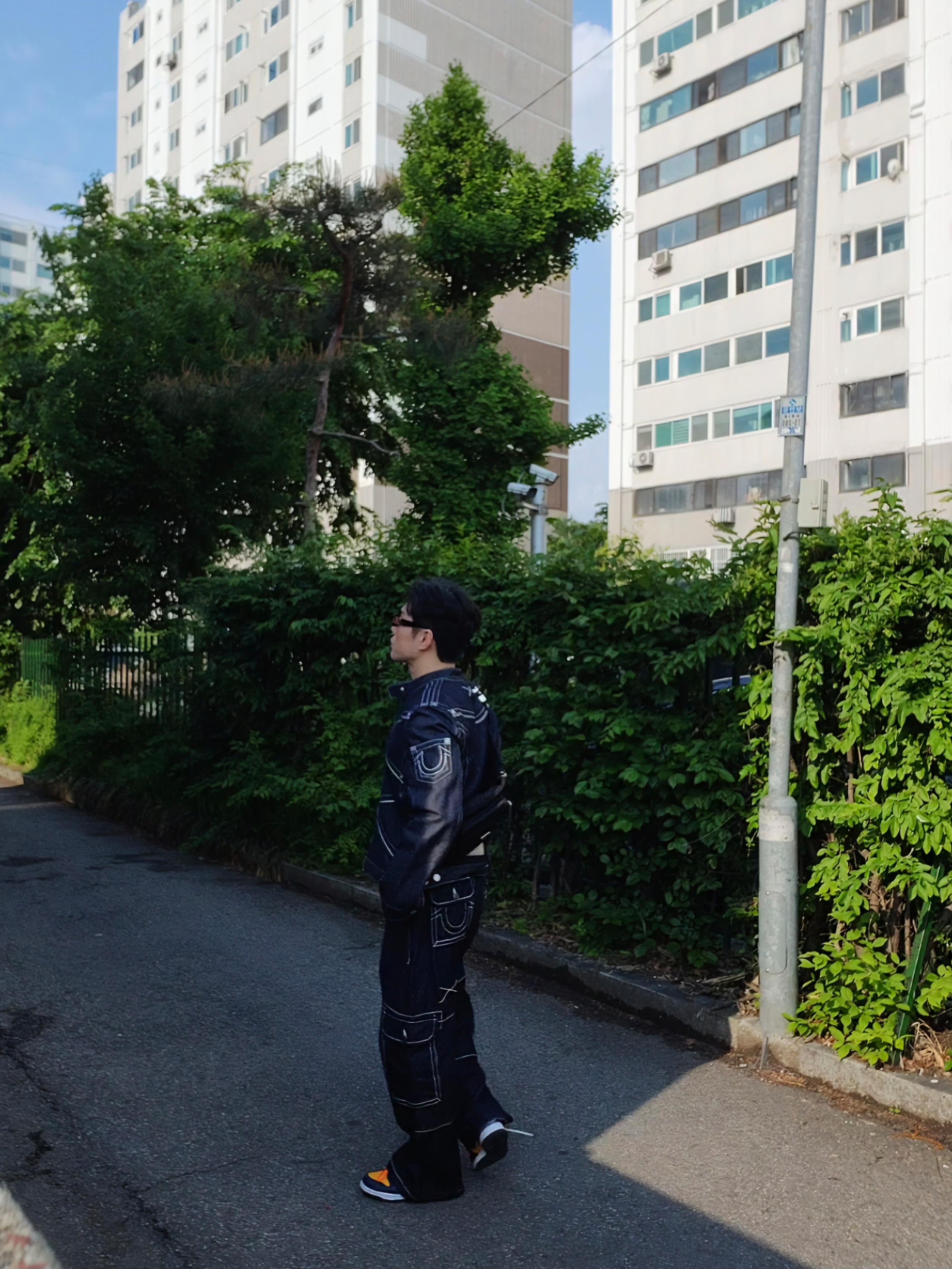 True Religion Defender Denim Jacket Raw Indigo, Hansroom Chrome Hearts 22K Paper Chain SML Cross Pave Dia 착용 스타일 - 2