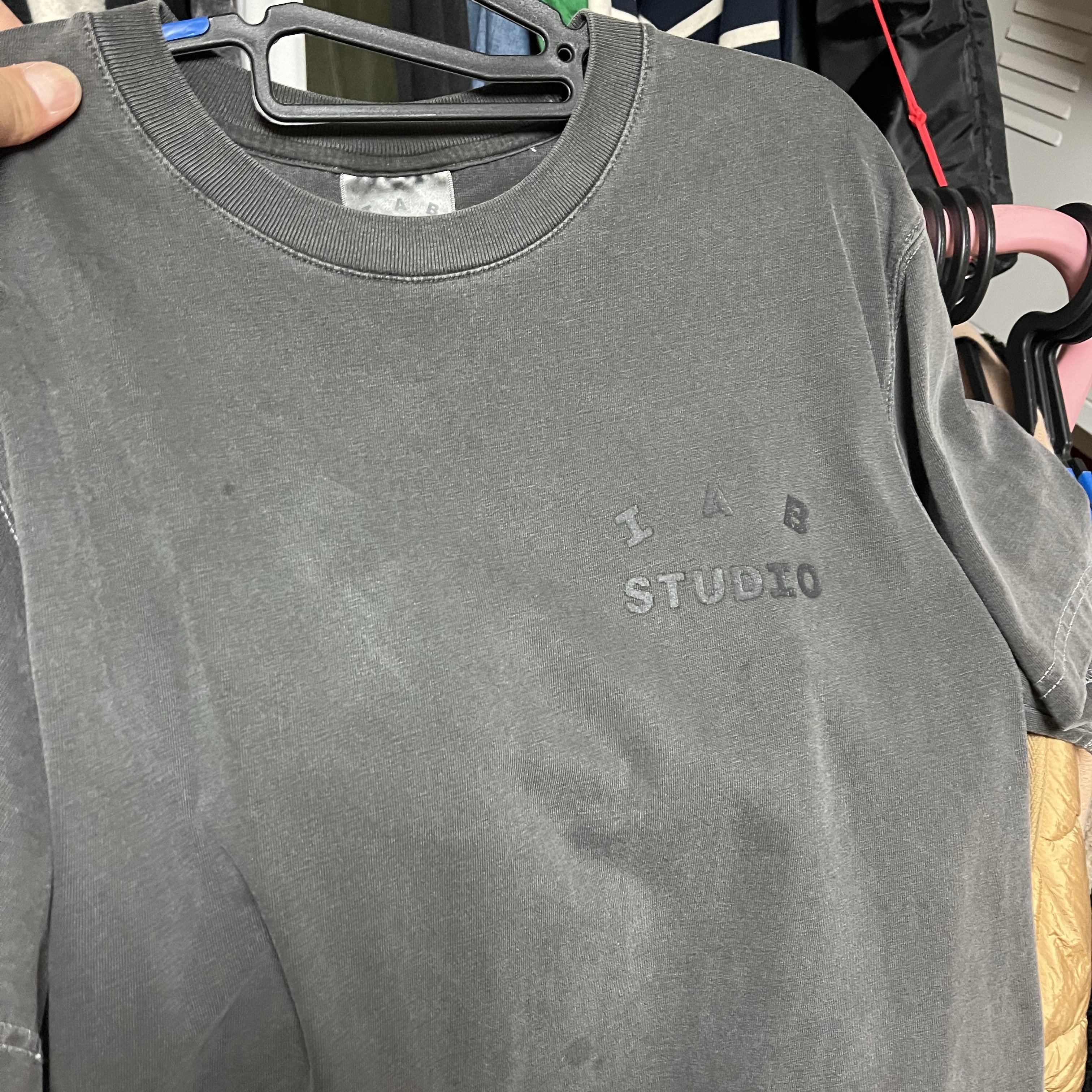 IAB Studio Pigment T-Shirt Black 착용 스타일