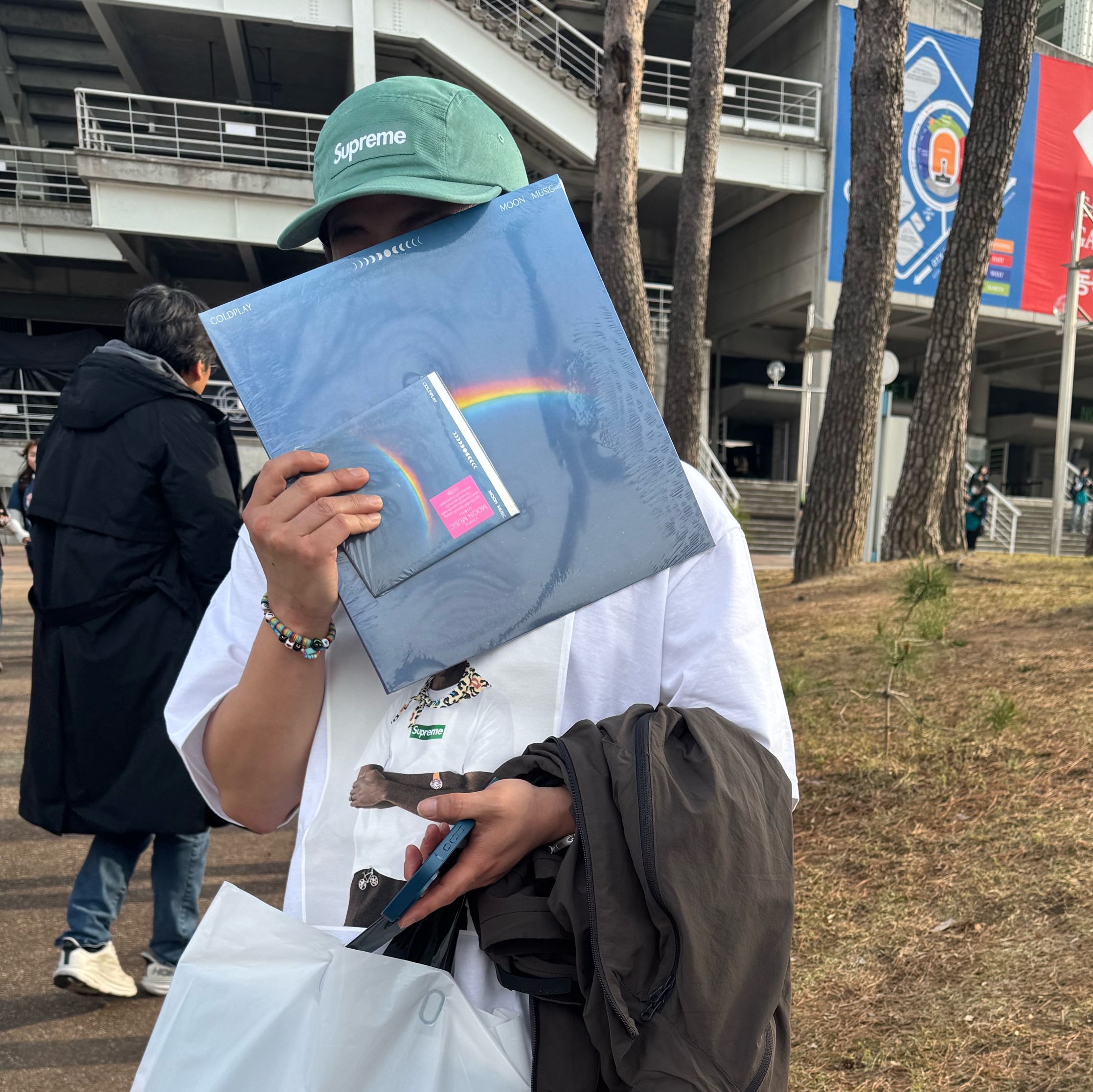 Supreme Tyler The Creator T-Shirt White - 24FW, Supreme Washed Chino Twill Camp Cap Sage - 25SS 착용 스타일