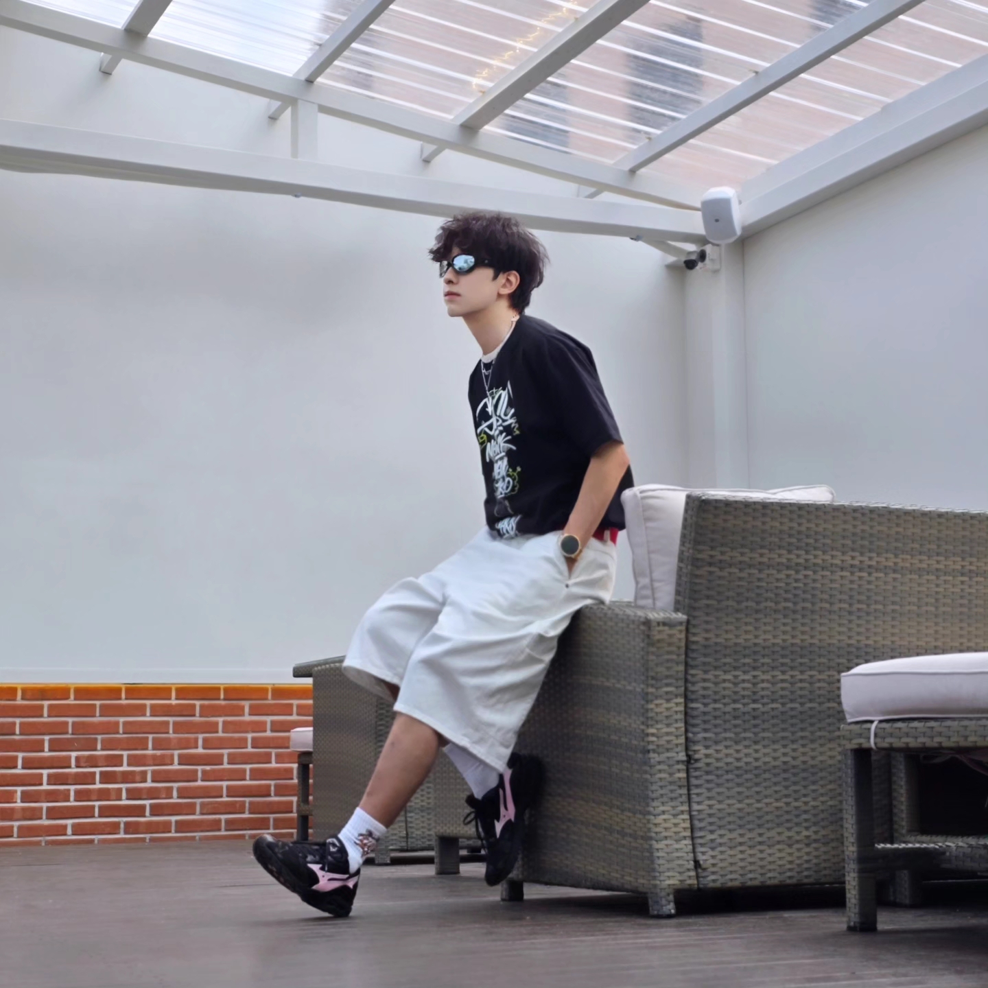 Stussy x Born X Raised Handstyles T-Shirt Black, True Religion Hustle Webbing Belt Red 착용 스타일 - 2