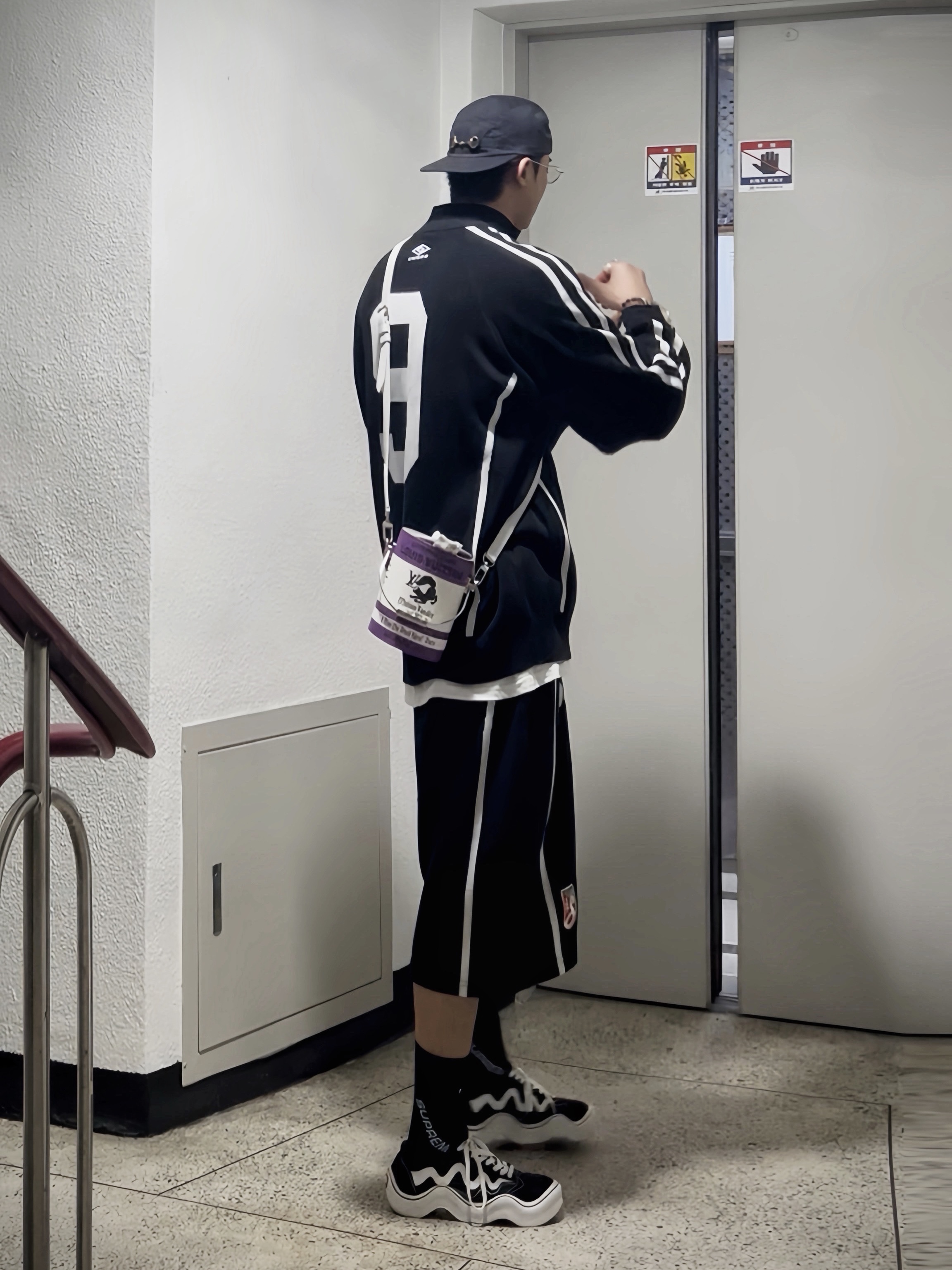Supreme x Umbro Zip Up Sweater Black - 25SS, Supreme x Umbro Knit Soccer Shorts Black - 25SS 착용 스타일