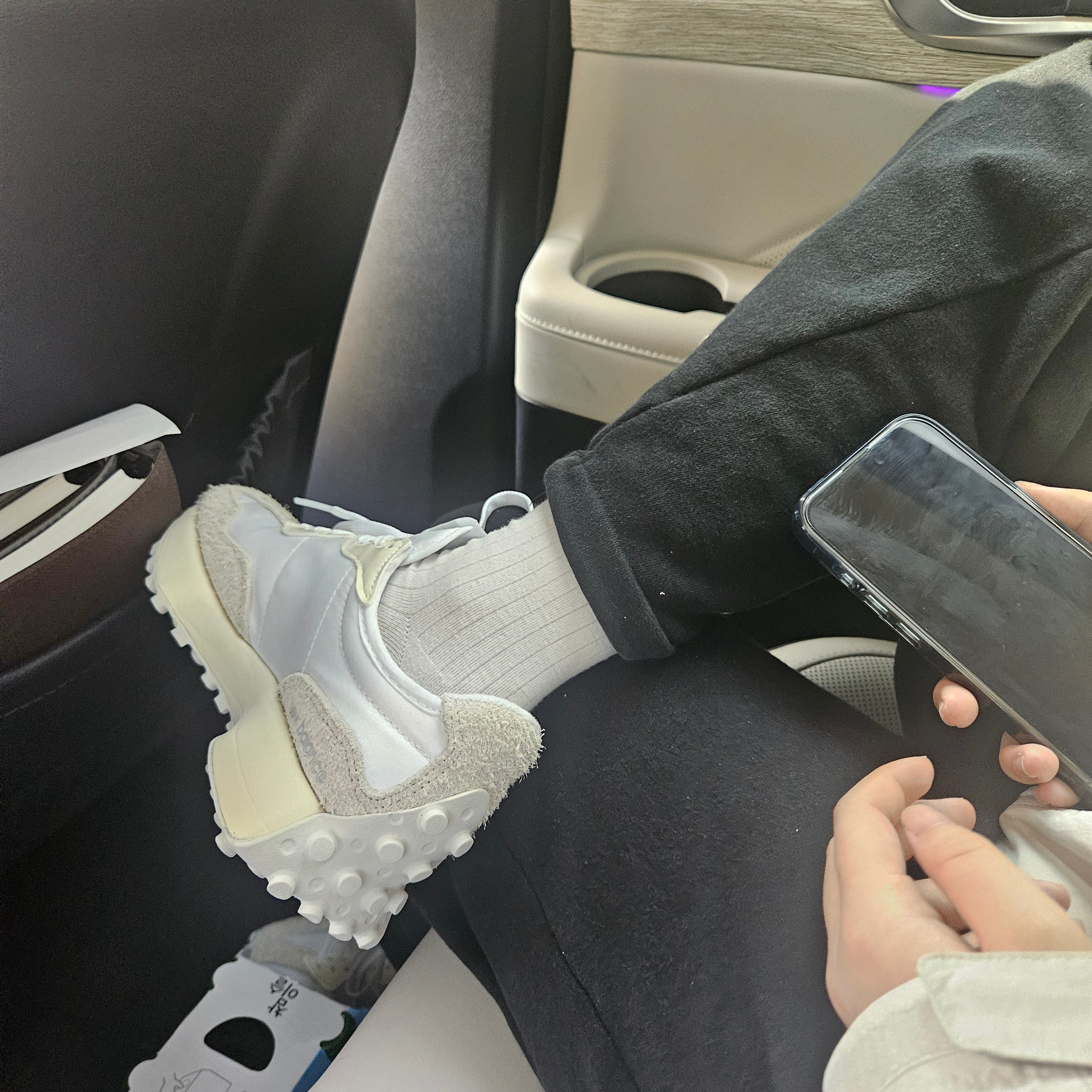 (W) New Balance 327 White Moonbeam 착용 스타일