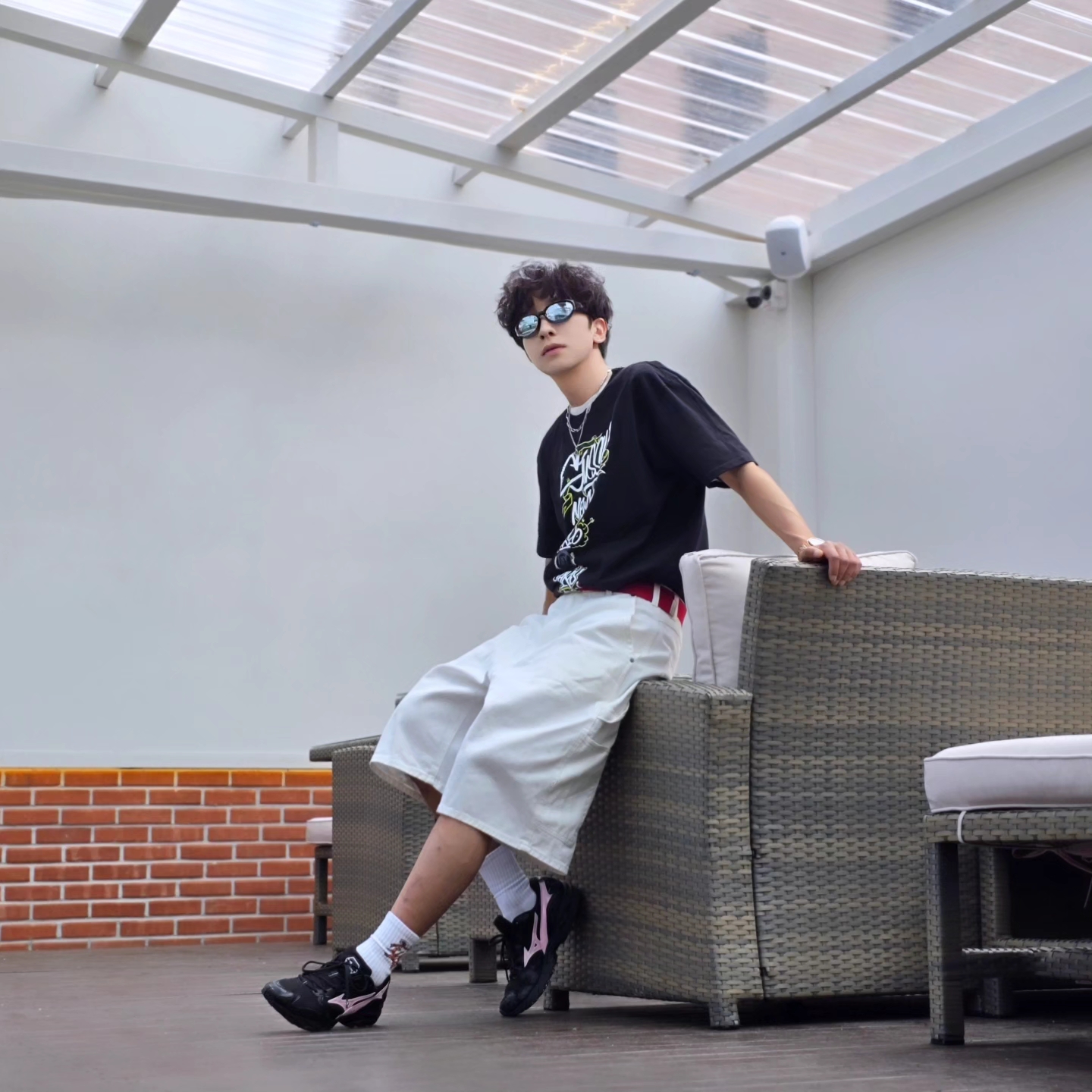 Stussy x Born X Raised Handstyles T-Shirt Black, True Religion Hustle Webbing Belt Red 착용 스타일 - 1