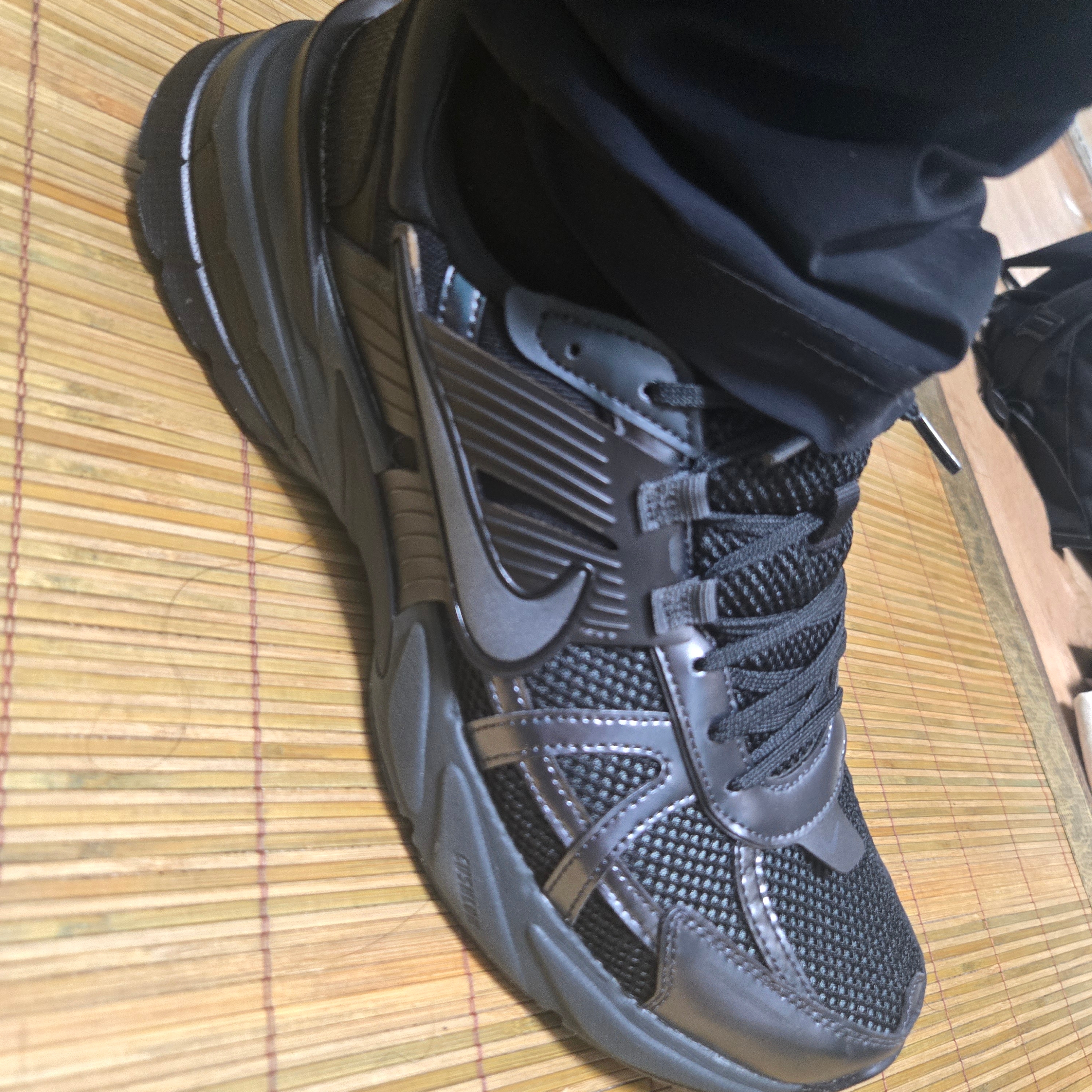 Nike V2K Run Black Anthracite 착용 스타일 - 3