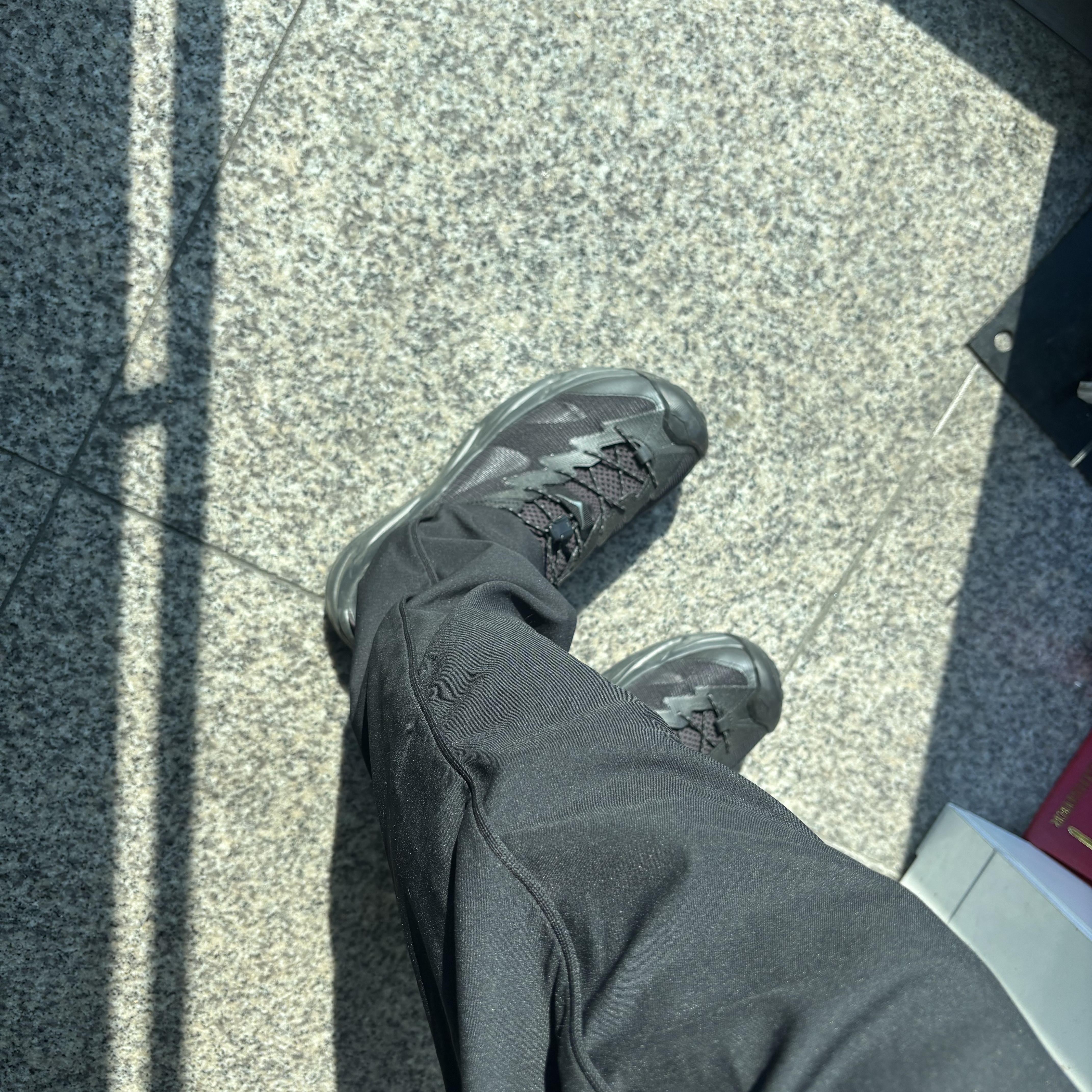 Hoka Hopara 2 Black 착용 스타일 - 2