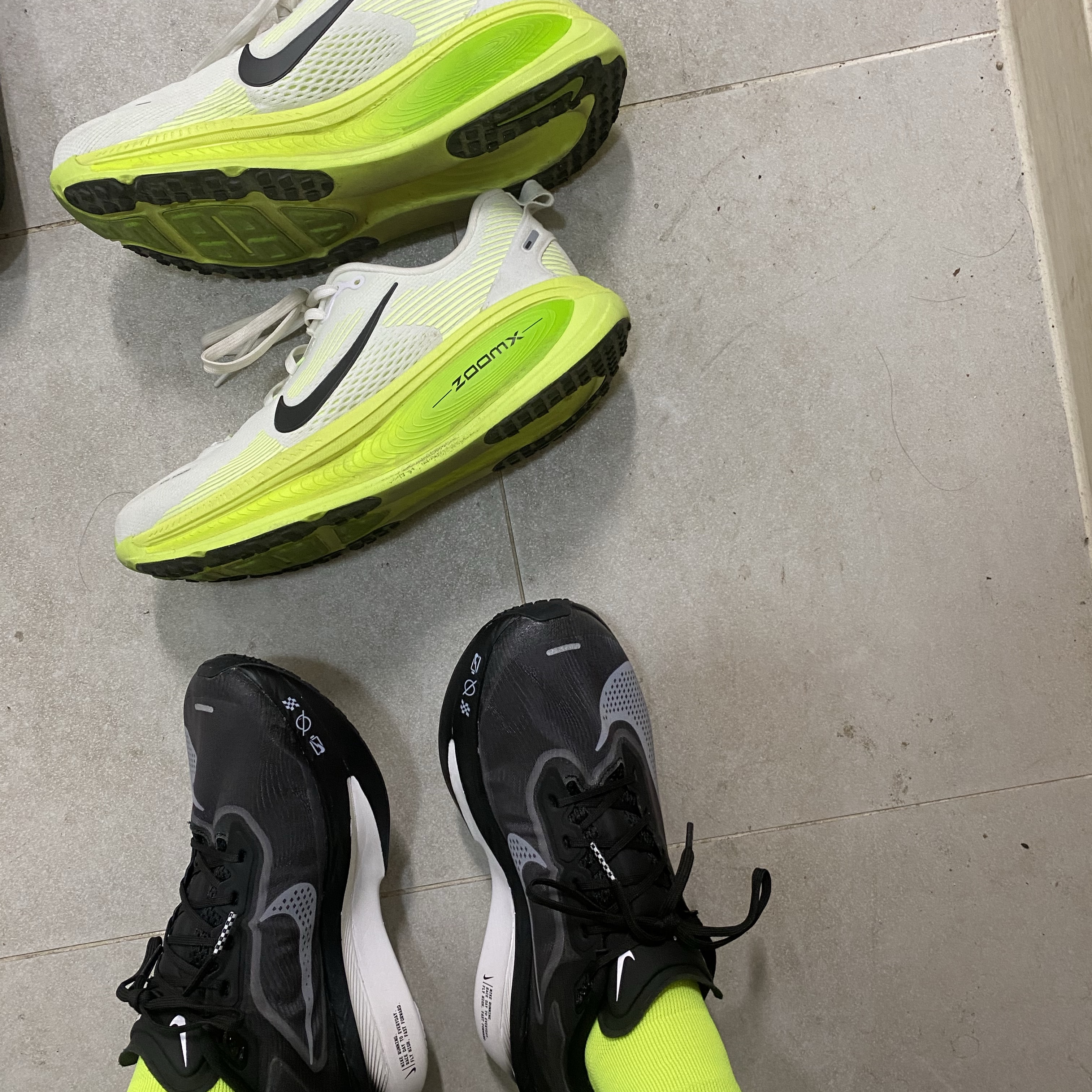 Nike Zoom Fly 6 Black Light Smoke Grey, Nike Vomero 18 White Electric Green 착용 스타일
