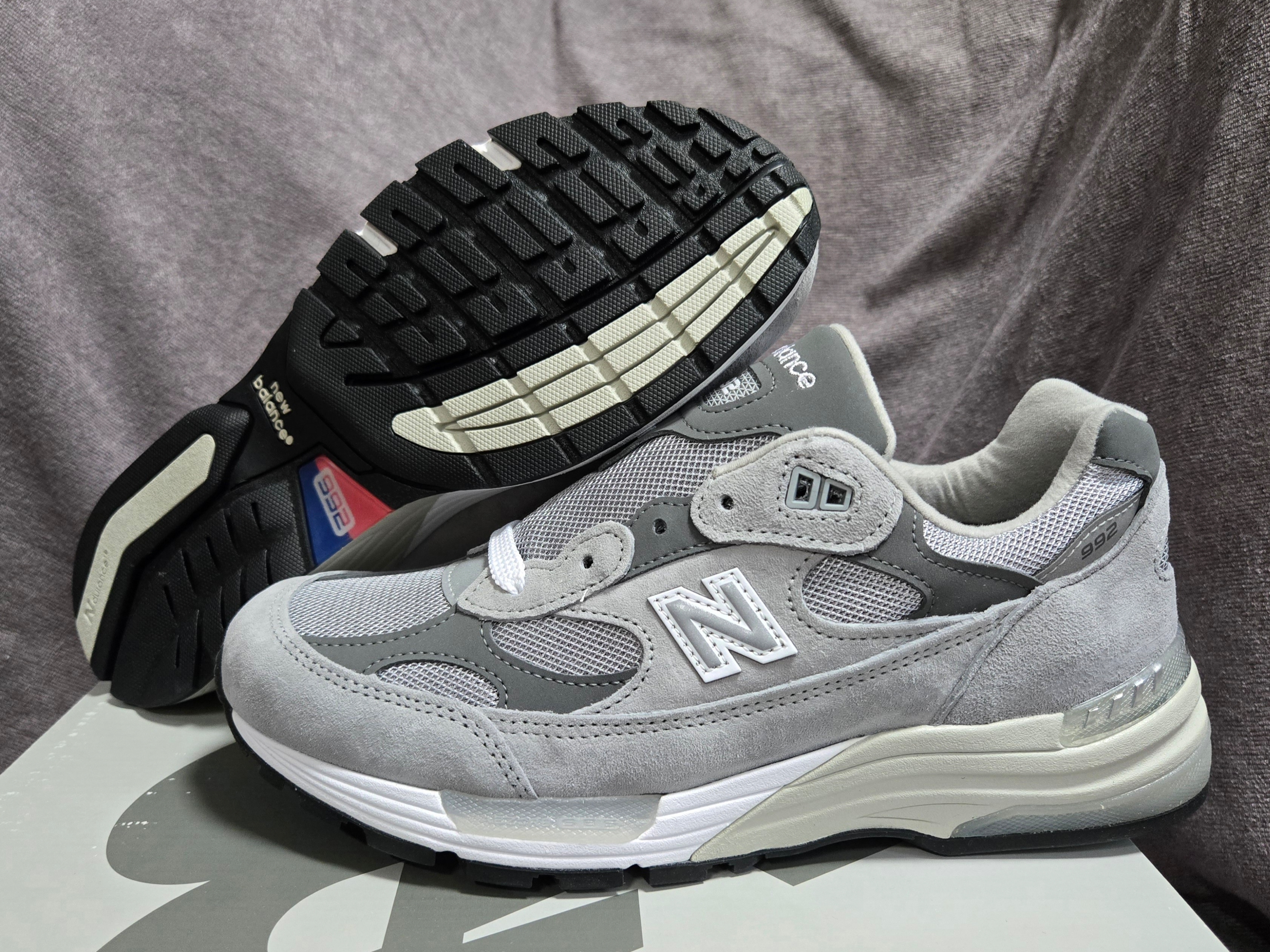 New Balance 992 Made in USA Core Grey Silver Metallic, New Balance 992 Made in USA Grey - D Standard 착용 스타일 - 2