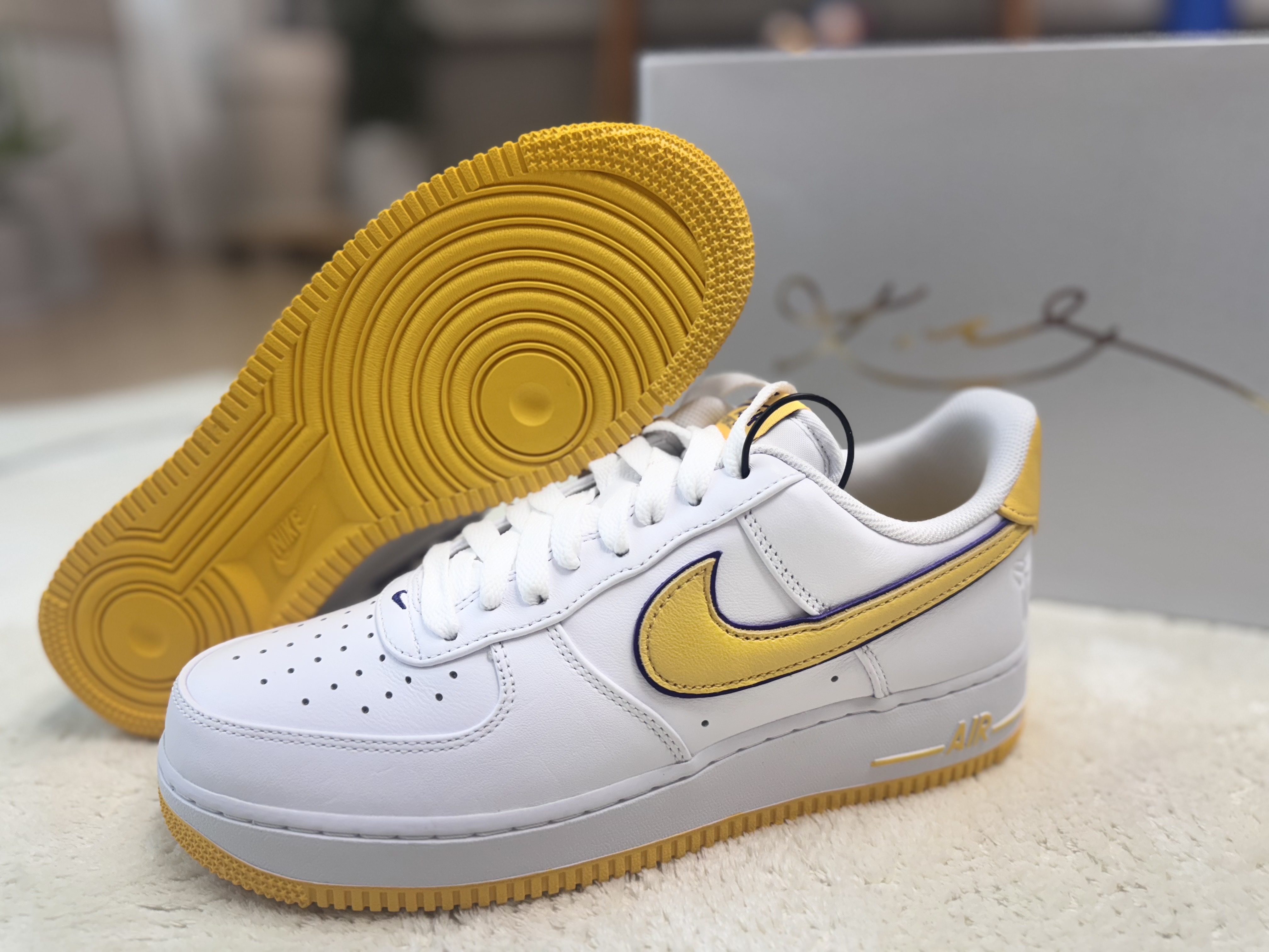 Nike x Kobe Bryant Air Force 1 Low Retro QS Varsity Maize and Varsity Purple 착용 스타일 - 5