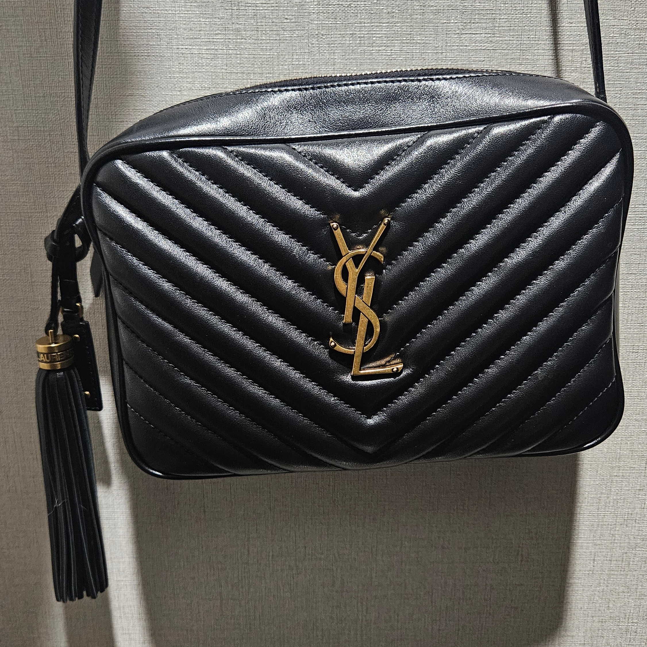 Saint Laurent Lou Camera Bag in Quilted Leather Black 착용 스타일