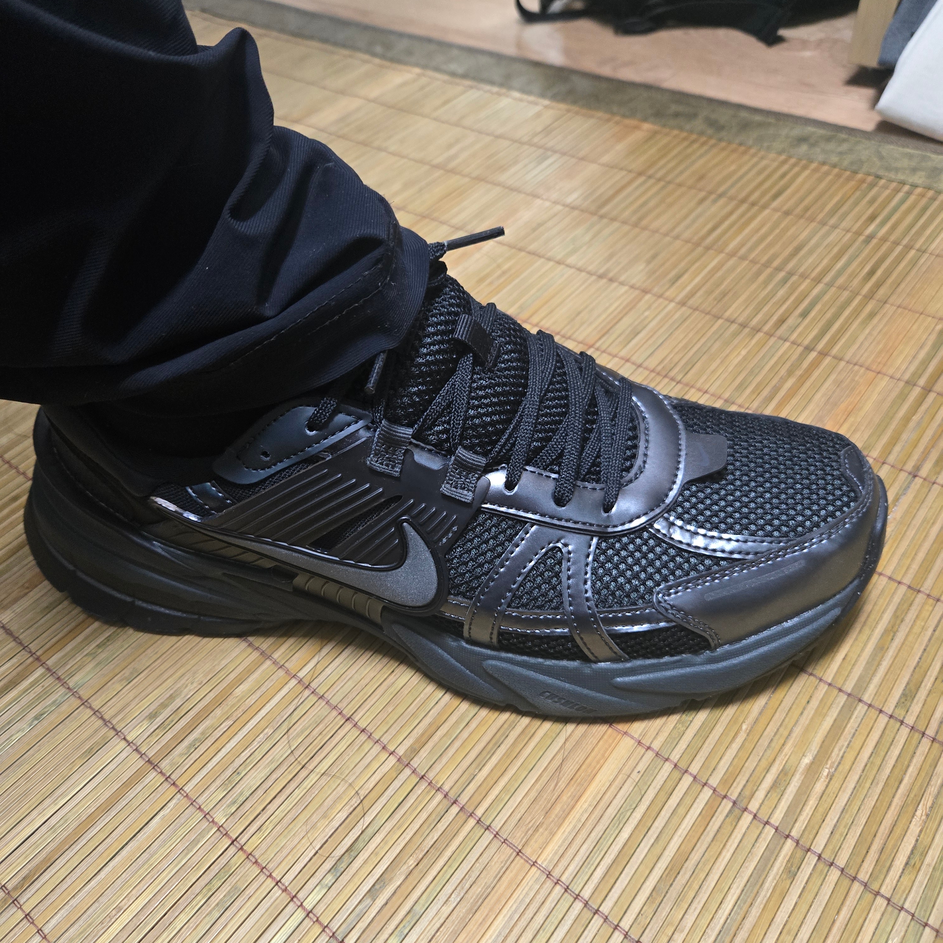 Nike V2K Run Black Anthracite 착용 스타일 - 1