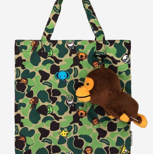 BAPE Baby Milo Plush Doll Recycle Tote Bag Green 착용 스타일 - 1