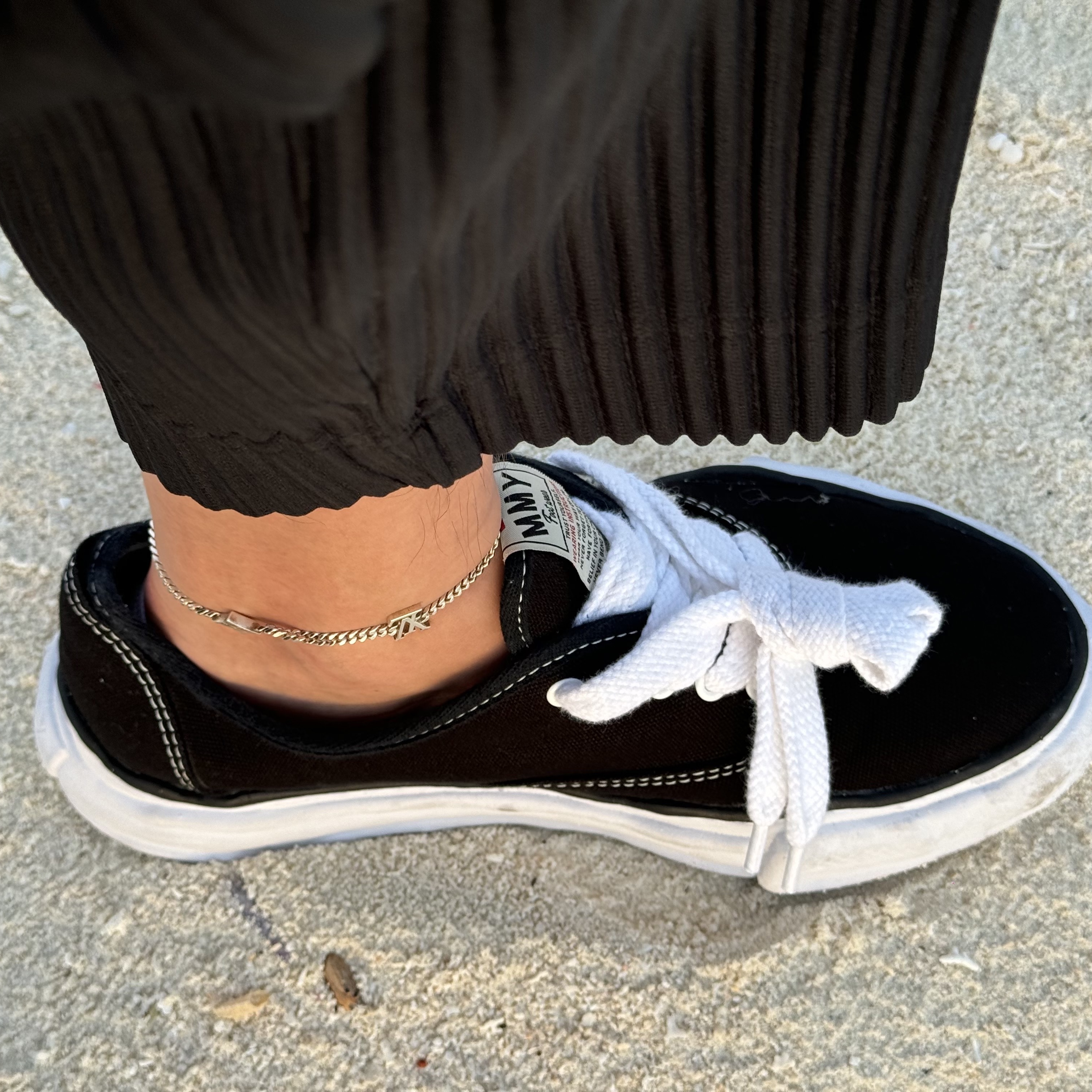 Maison Mihara Yasuhiro Baker OG Sole Canvas Low Cut Sneakers Black 착용 스타일