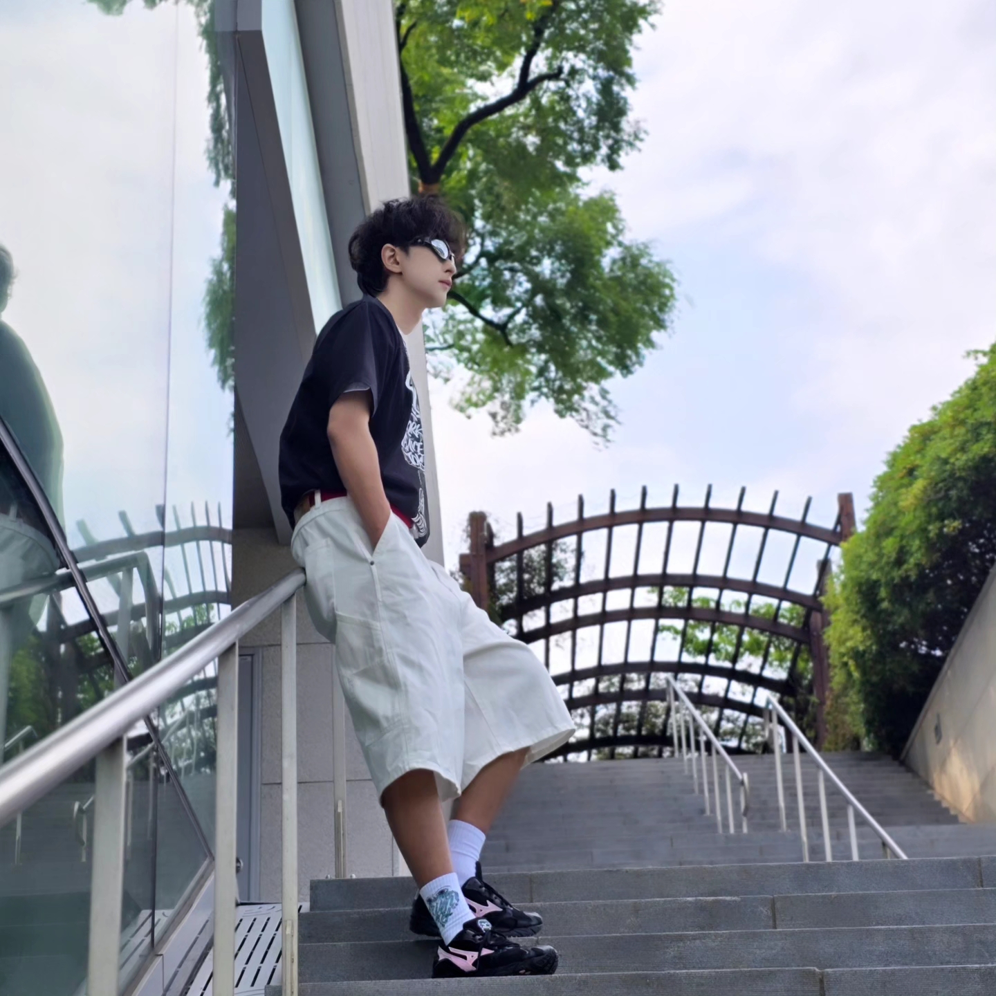Stussy x Born X Raised Handstyles T-Shirt Black, True Religion Hustle Webbing Belt Red 착용 스타일 - 1