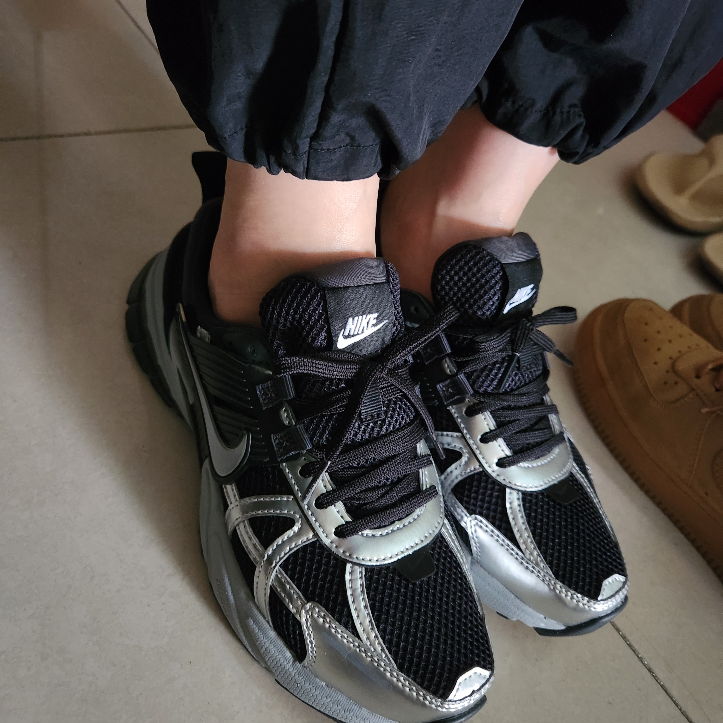 (W) Nike V2K Run Black Dark Smoke Grey 착용 스타일