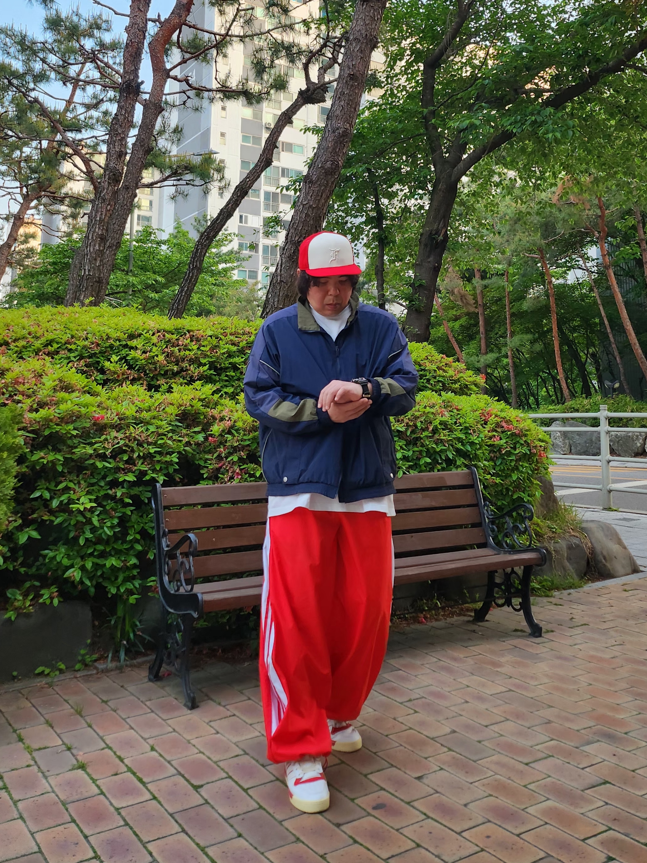 Adidas Rivalry Low 86 Core White Team Power Red, Essentials x New Era 59FIFTY Fitted Cap Scarlet 착용 스타일 - 2