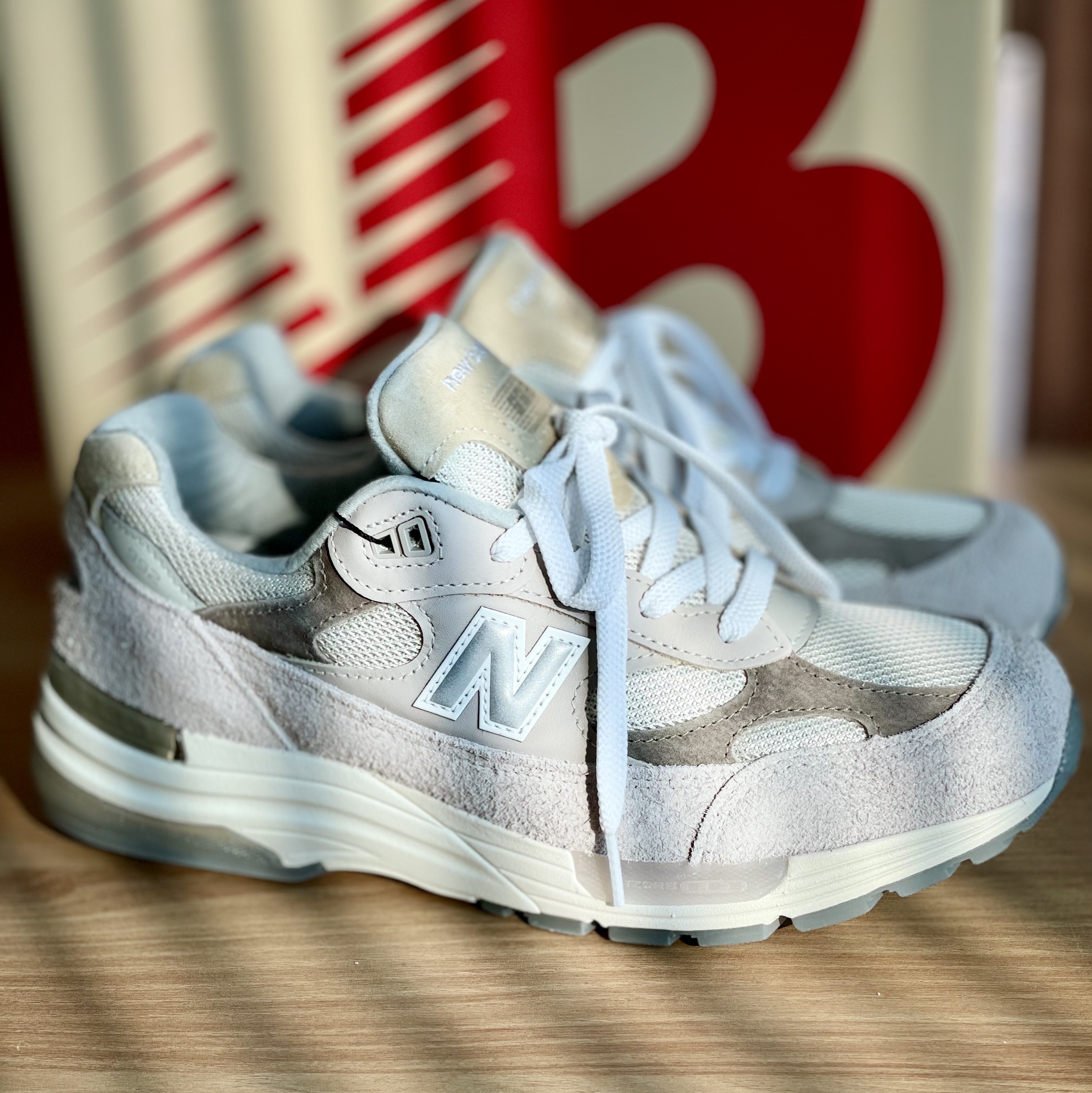 New Balance 992 Made in USA Moonrock Mushroom 착용 스타일 - 1
