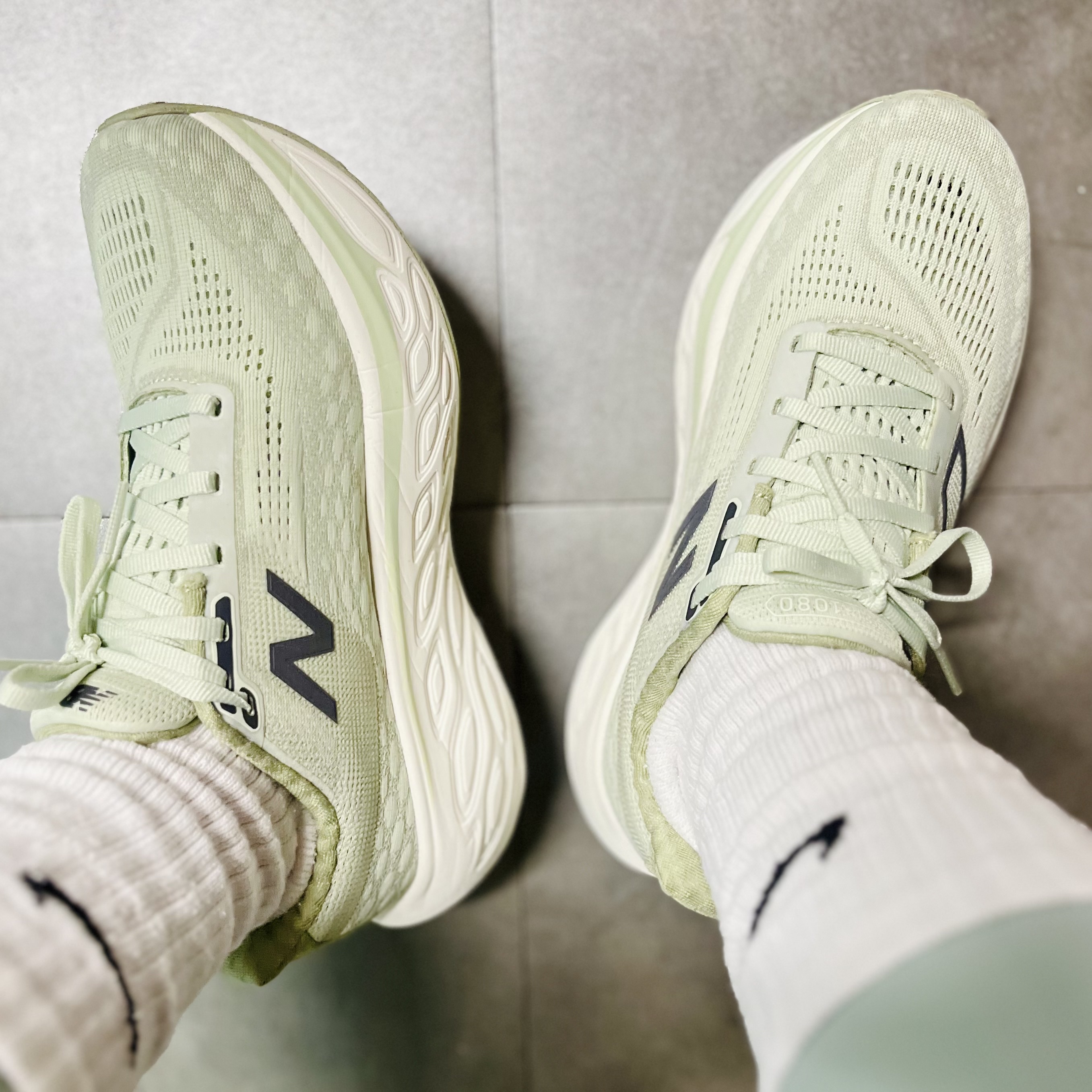 (W) New Balance Fresh Foam X 1080v14 Natural Mint Magnet - D Wide 착용 스타일