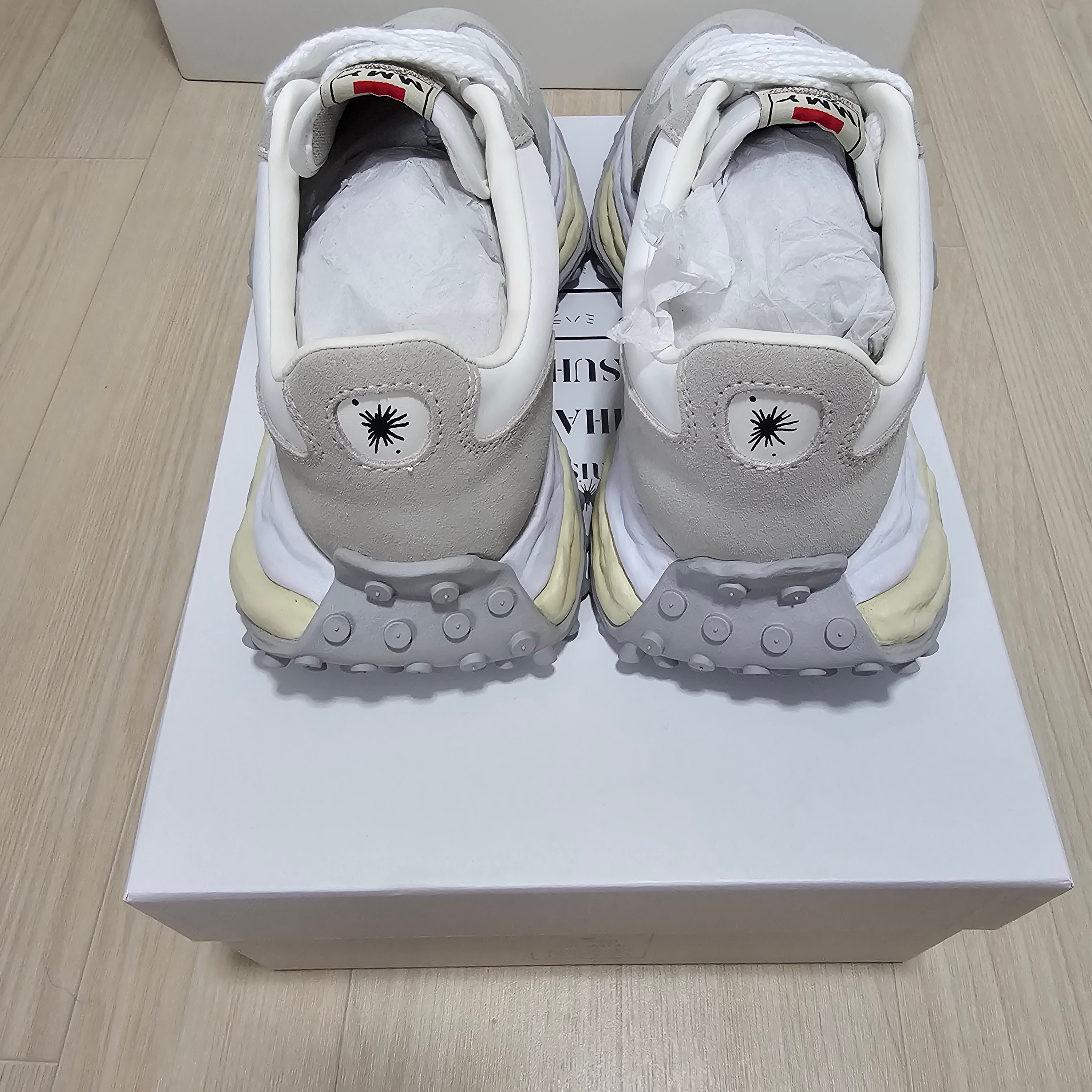 Maison Mihara Yasuhiro Larry OG Sole Mix Material Low-top Sneakers White 착용 스타일 - 4