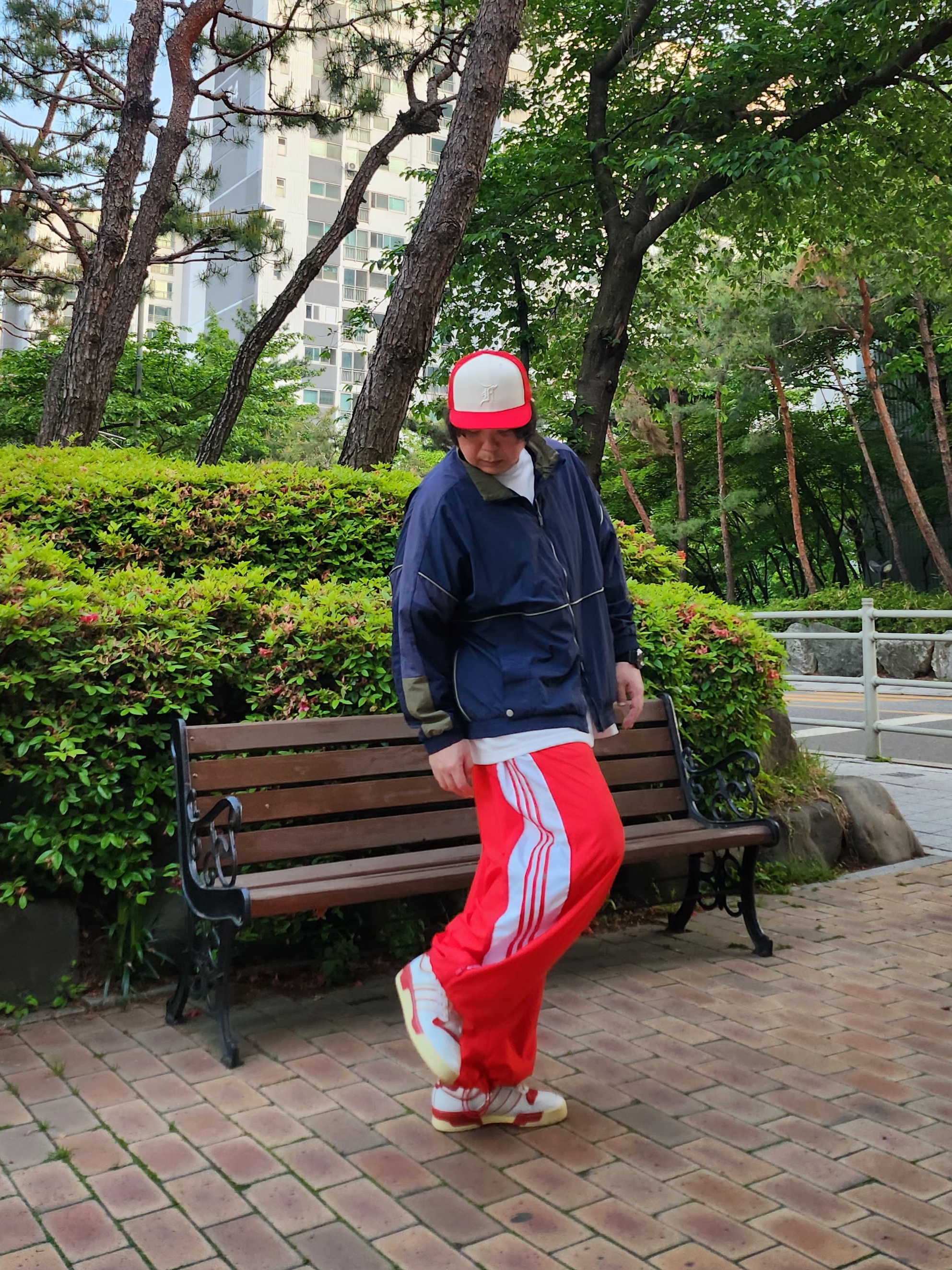 Adidas Rivalry Low 86 Core White Team Power Red, Essentials x New Era 59FIFTY Fitted Cap Scarlet 착용 스타일 - 1