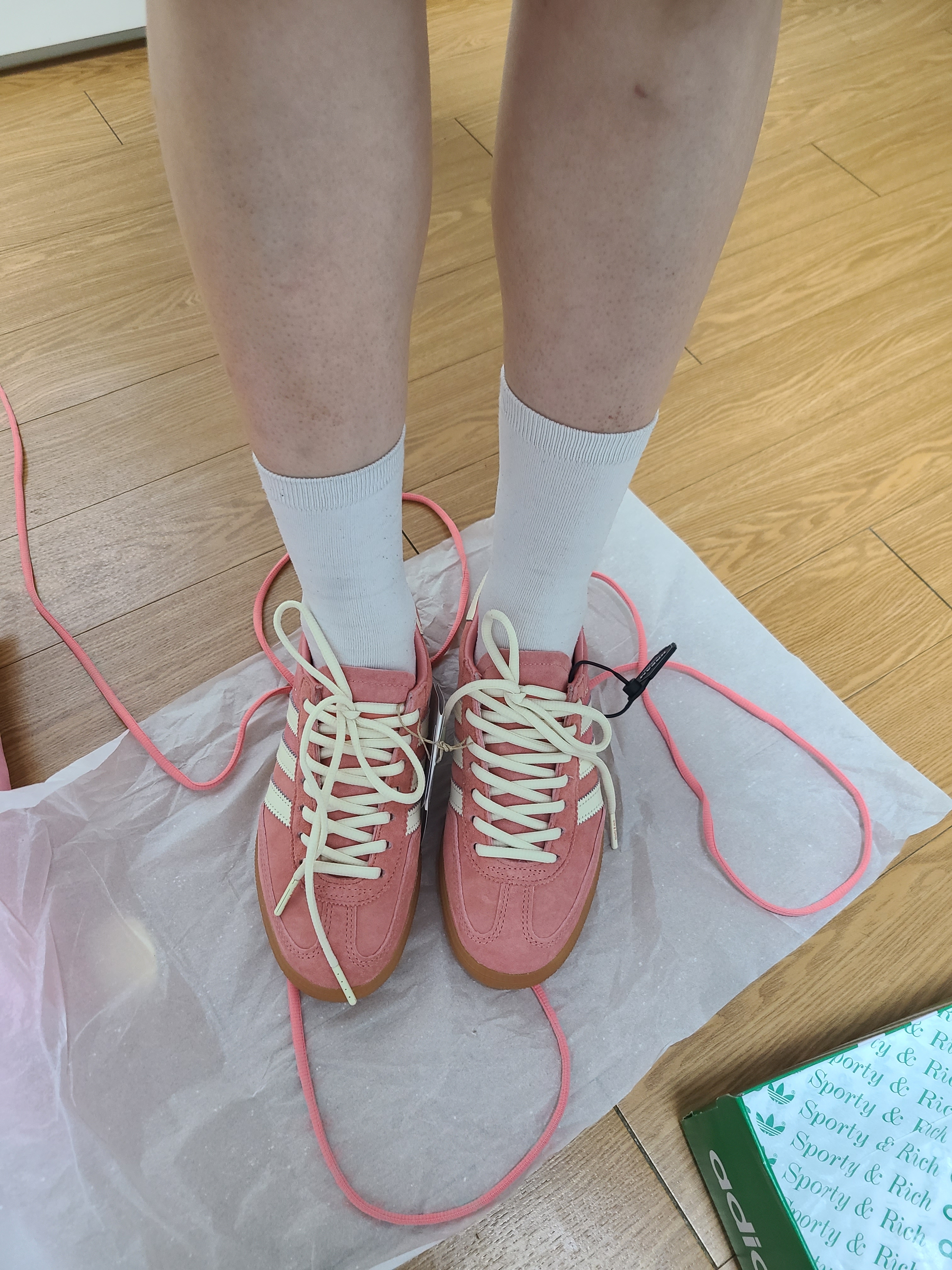 Adidas x Sporty & Rich Spezial Handball Pantone Cream White 착용 스타일 - 3