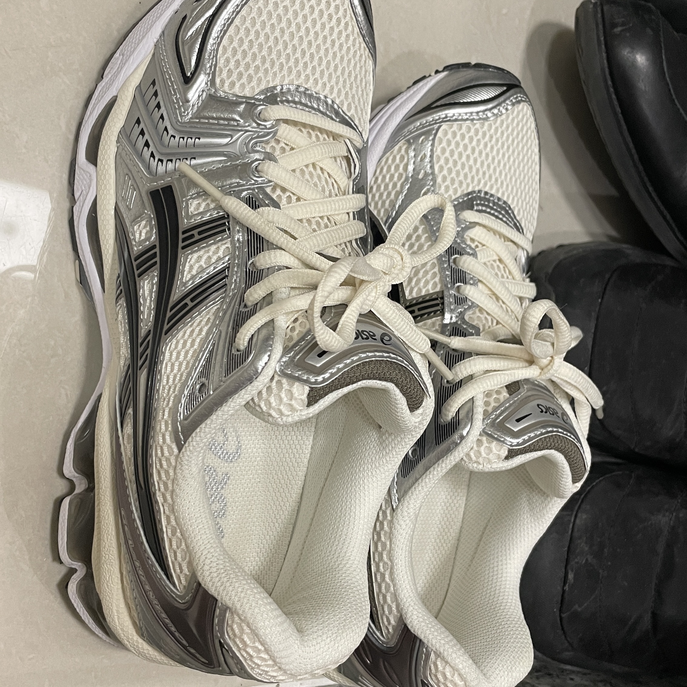 Asics Gel-Kayano 14 Cream Black 착용 스타일
