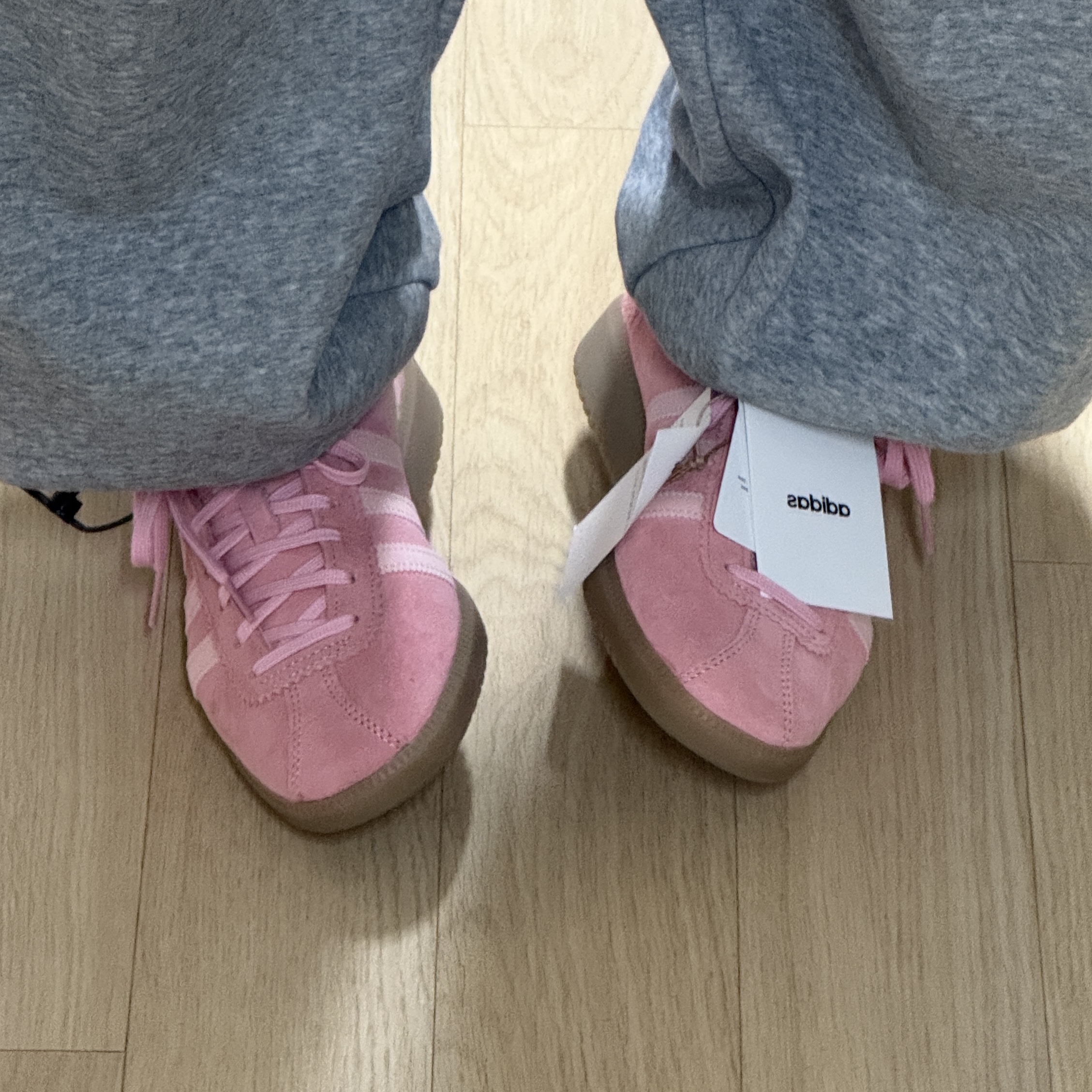 Adidas Bermuda Glow Pink 착용 스타일 - 1