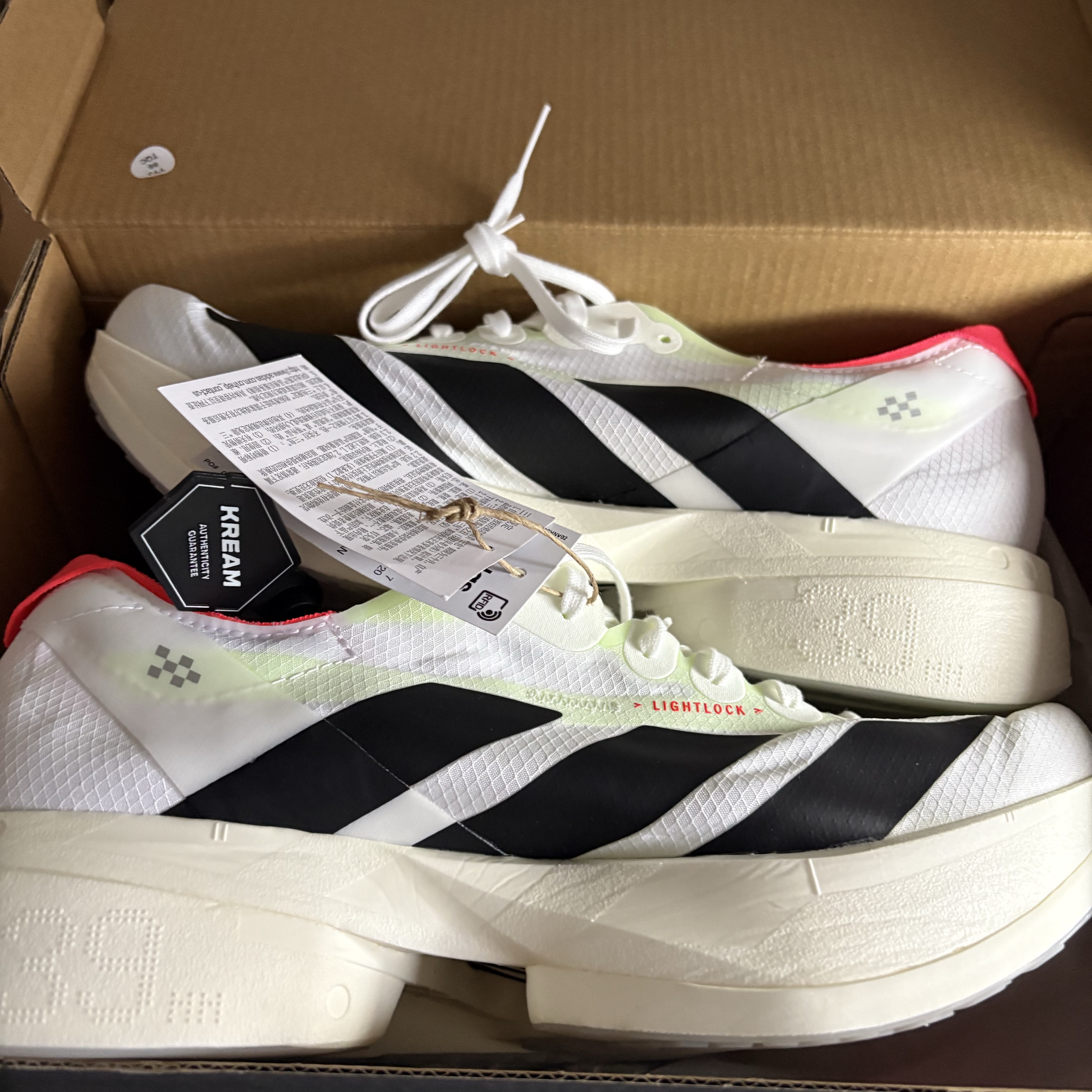 Adidas Adizero Adios Pro 4 Cloud White Core Black 착용 스타일