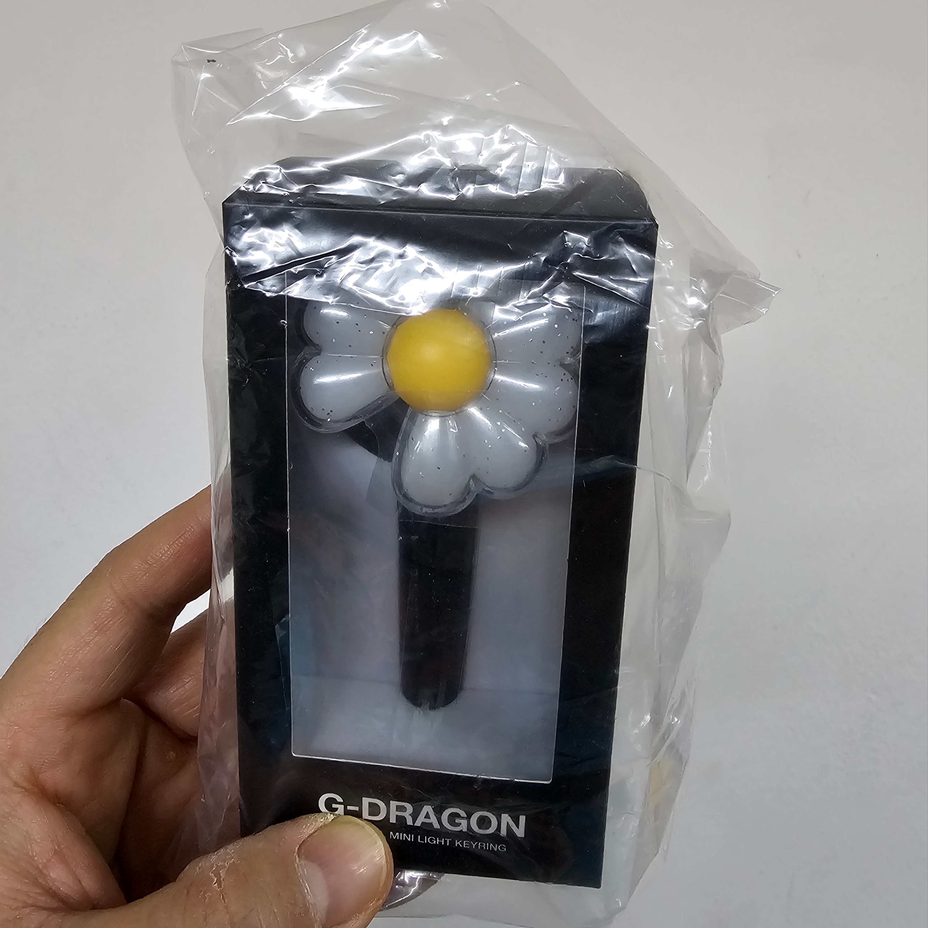 G-DRAGON Ubermensch Official Mini Light Keyring 착용 스타일