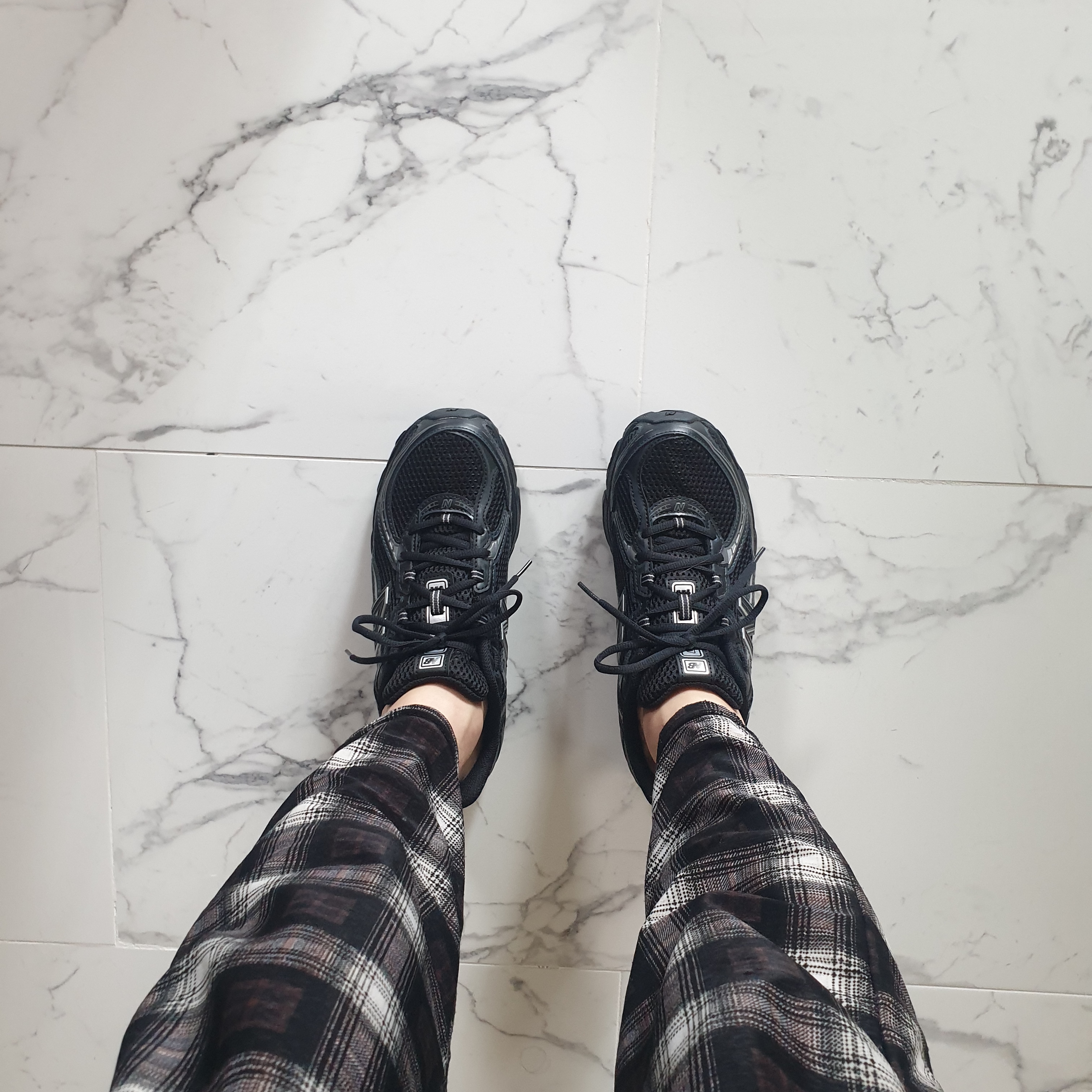 New Balance 740v2 Black Silver Metallic 착용 스타일 - 1