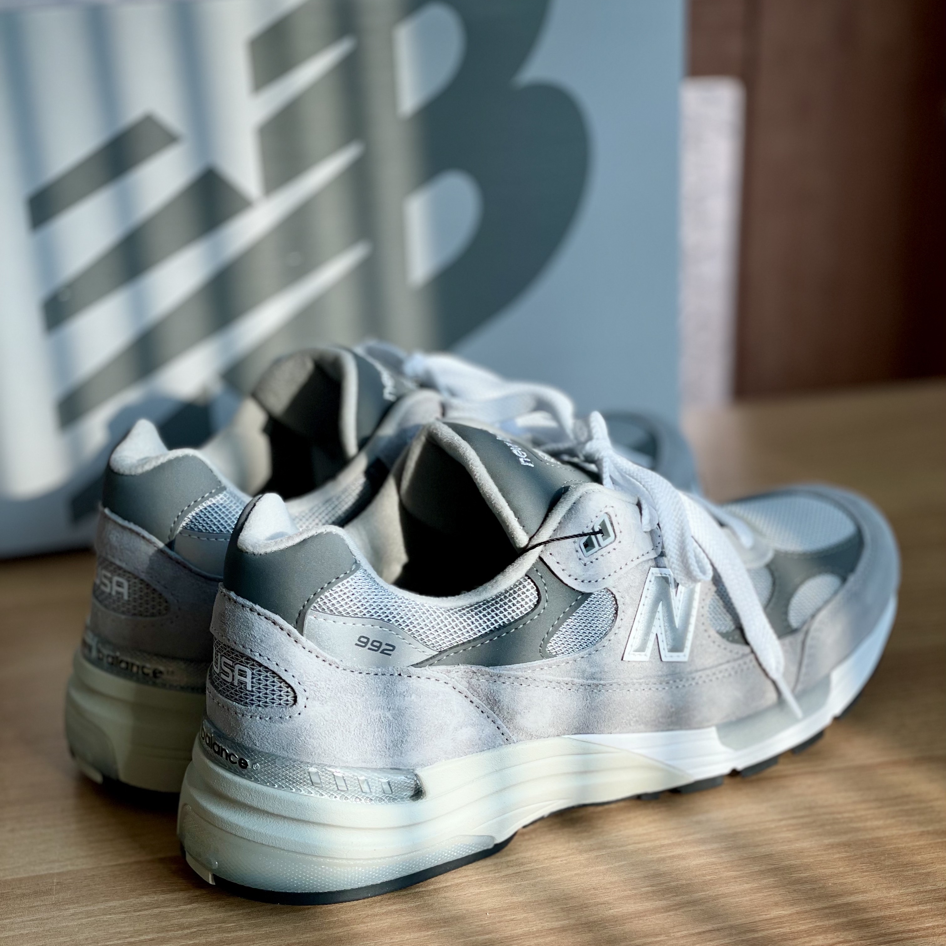 New Balance 992 Made in USA Core Grey Silver Metallic 착용 스타일 - 2