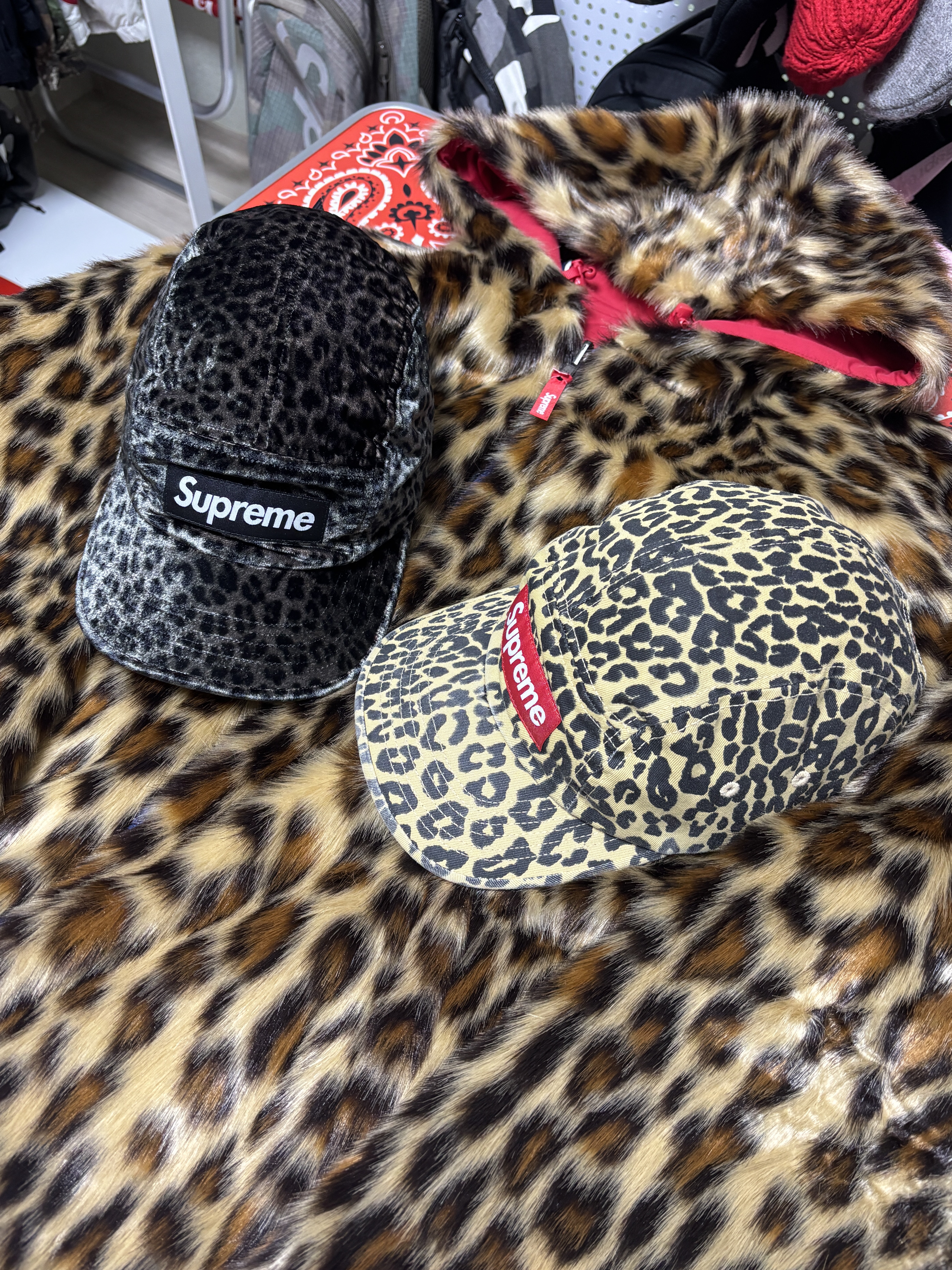Supreme Faux Fur Reversible Hooded Track Jacket Red - 25SS, Supreme Washed Chino Twill Camp Cap Leopard - 23FW 착용 스타일 - 4