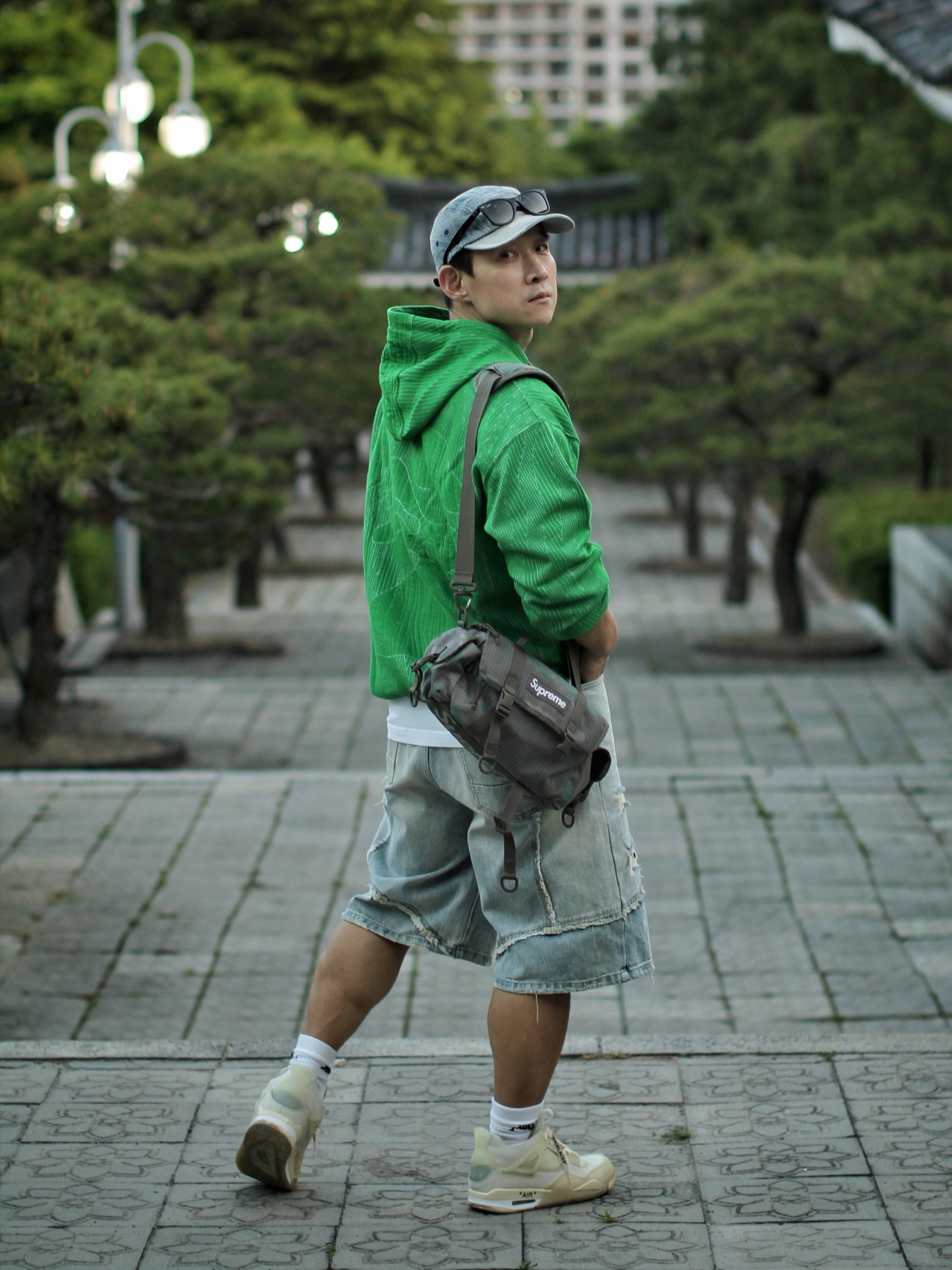 Supreme Washed Chino Twill Camp Cap Dirty Indigo - 24SS, Nike x Off-White Engineered Hoodie Kelly Green - Asia 착용 스타일 - 3