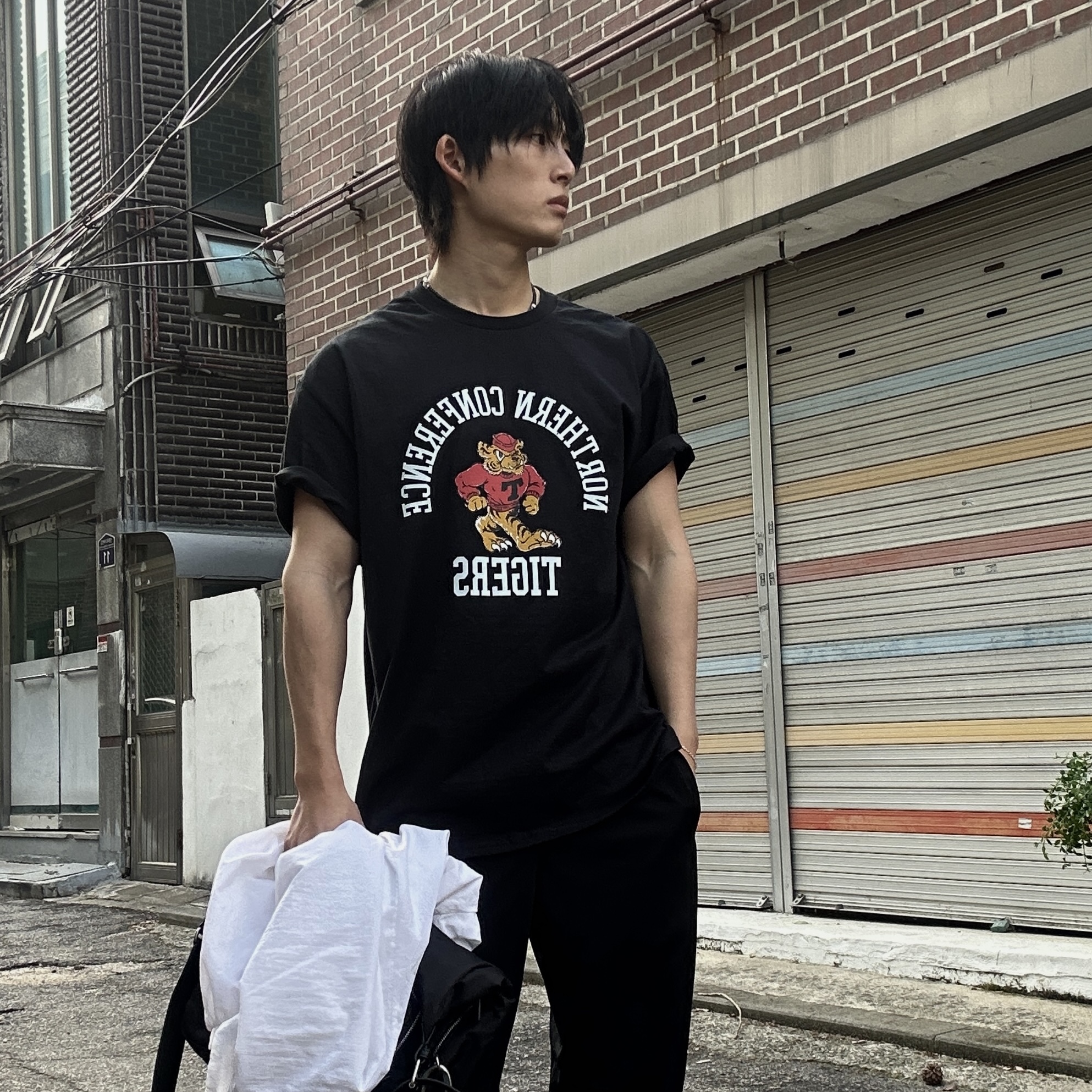 Gildan X American Collection Tiger T-Shirt Black 착용 스타일 - 4