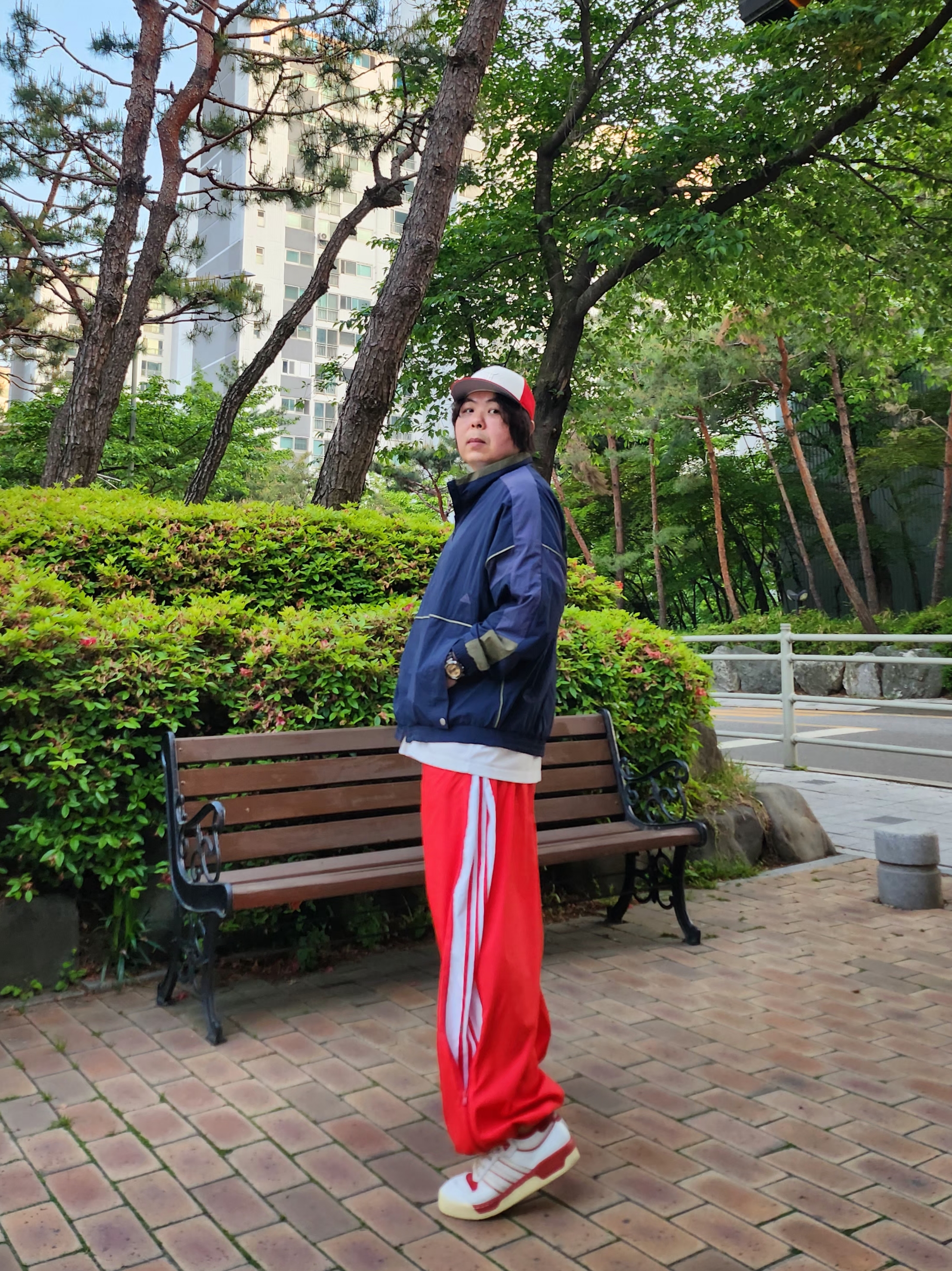 Adidas Rivalry Low 86 Core White Team Power Red, Essentials x New Era 59FIFTY Fitted Cap Scarlet 착용 스타일 - 5