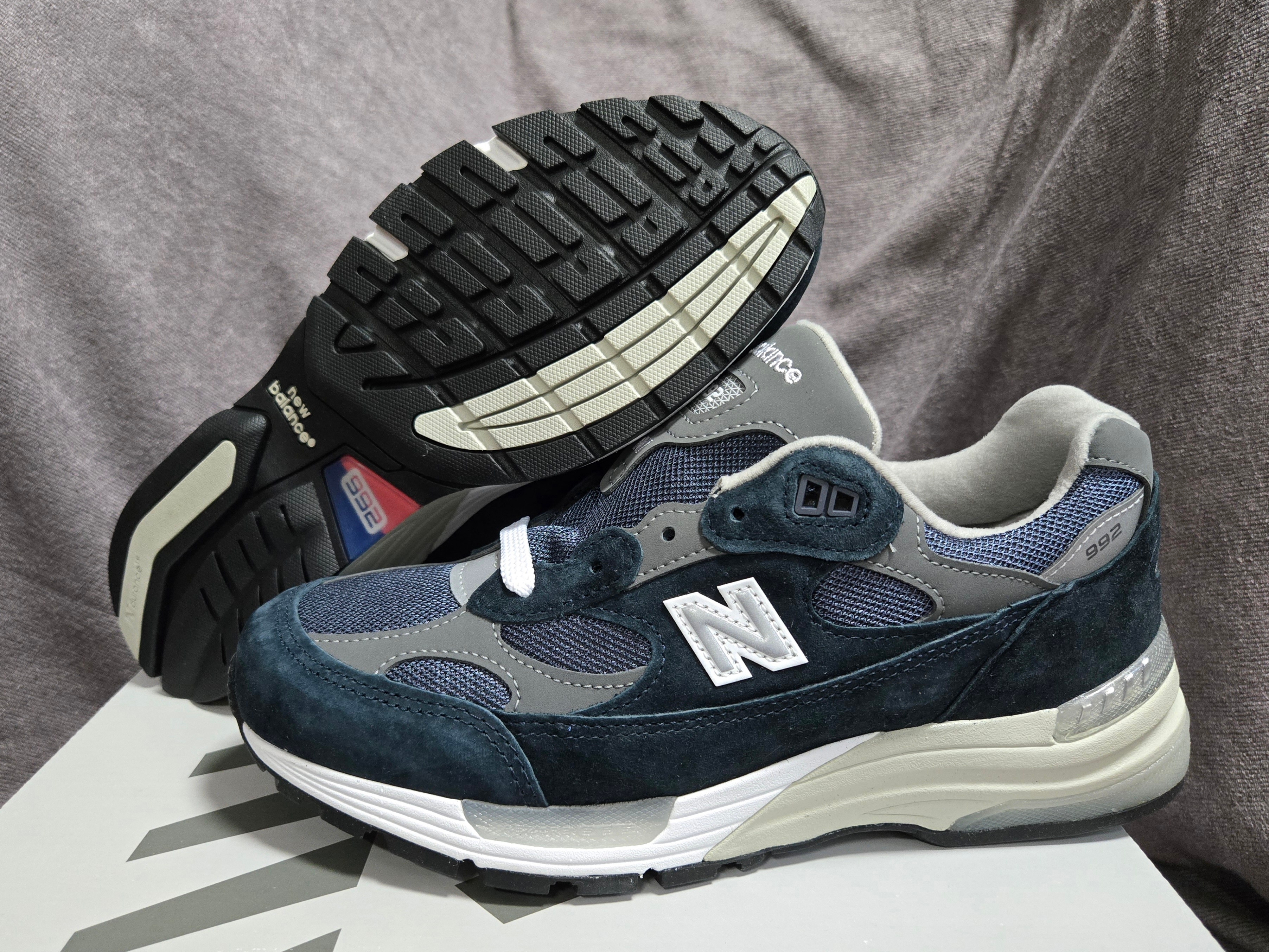 New Balance 992 Made in USA Core Navy, New Balance 992 Made in USA Core Grey Silver Metallic 착용 스타일 - 2