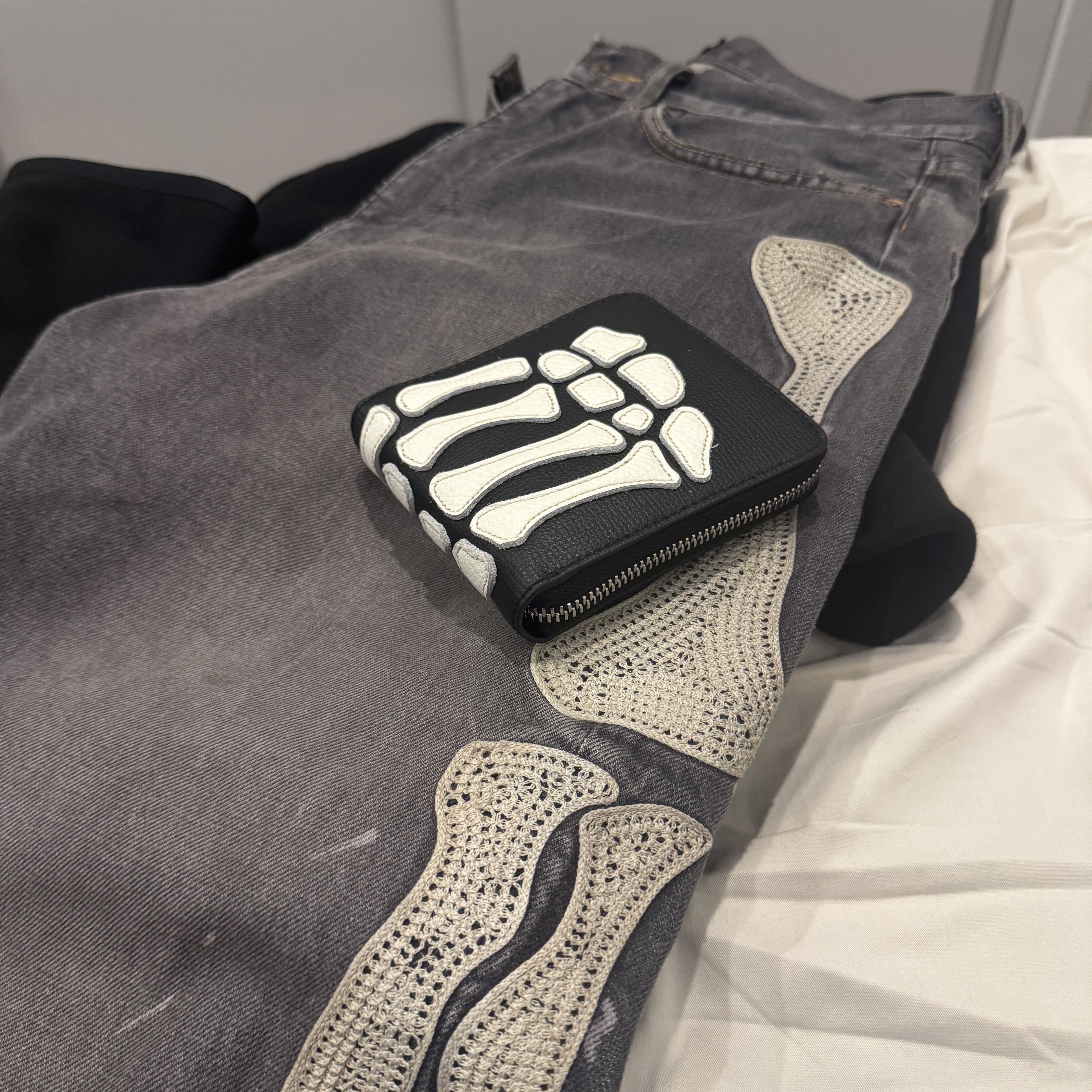 Kapital Thumbs Up Bone Hand Zip Wallet Black, Kapital 14 oz. Denim 5P Bone Embroidery Short Pants Black 착용 스타일 - 1