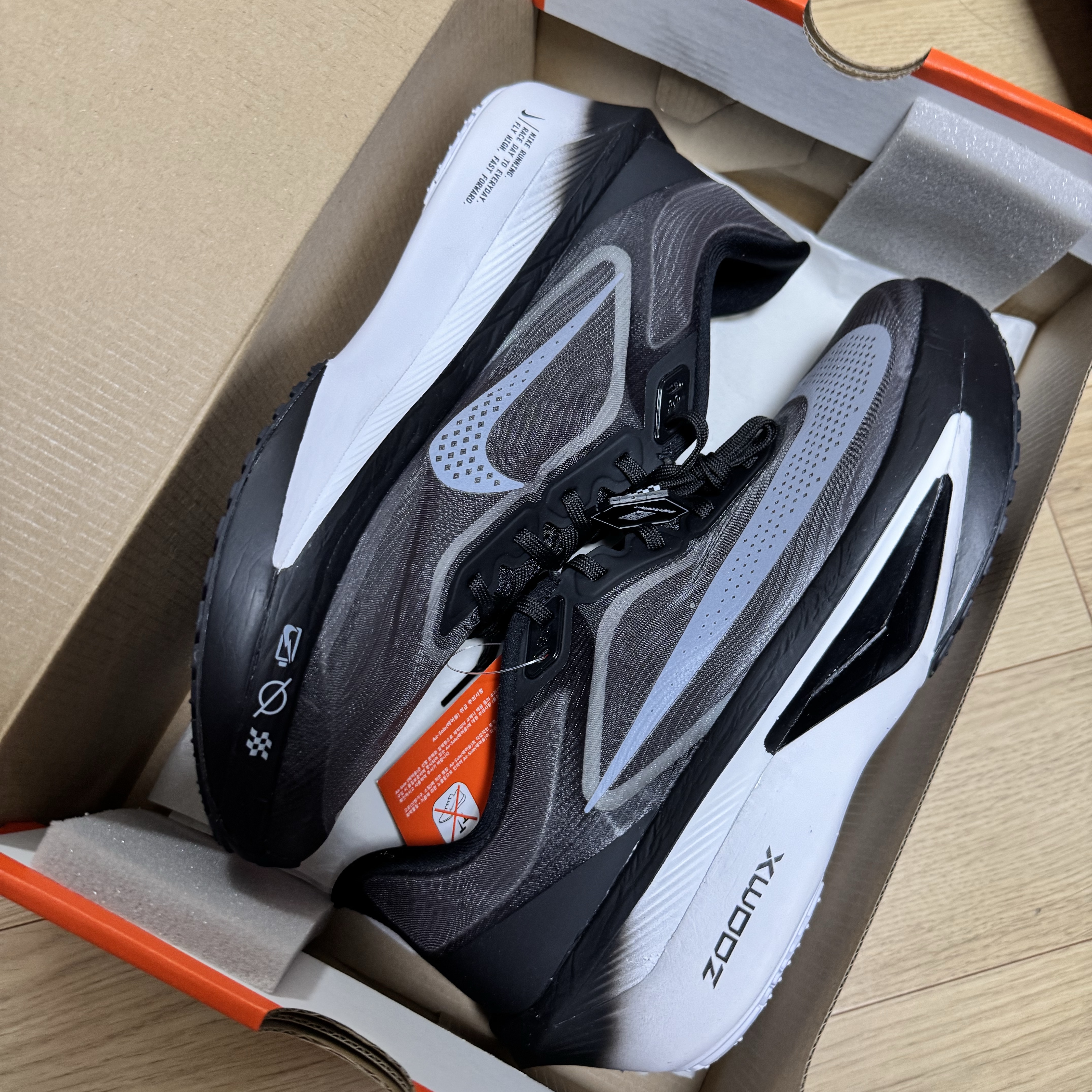 Nike Zoom Fly 6 Black Light Smoke Grey 착용 스타일