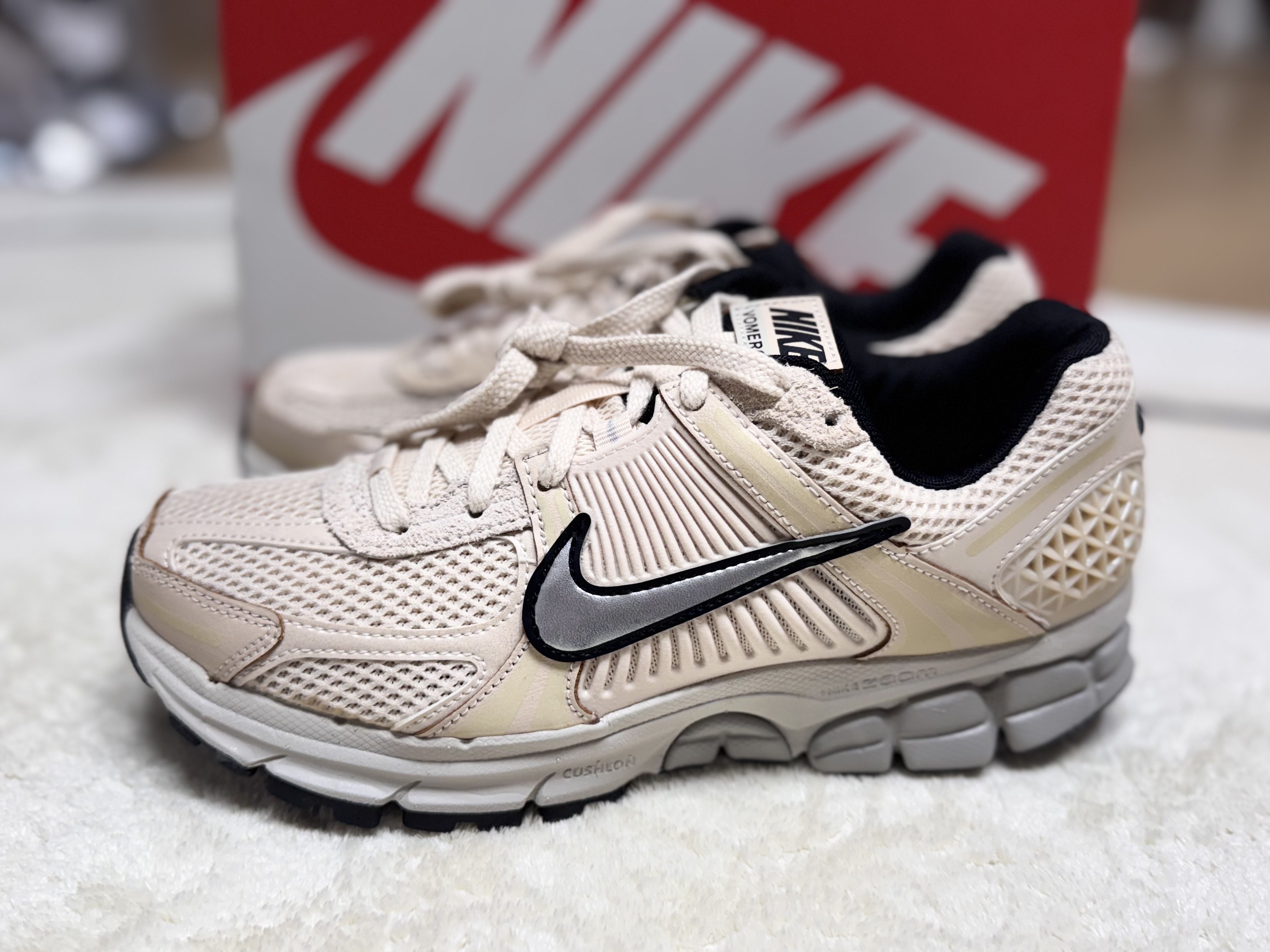 (W) Nike Zoom Vomero 5 Pearl White Chrome 착용 스타일 - 3