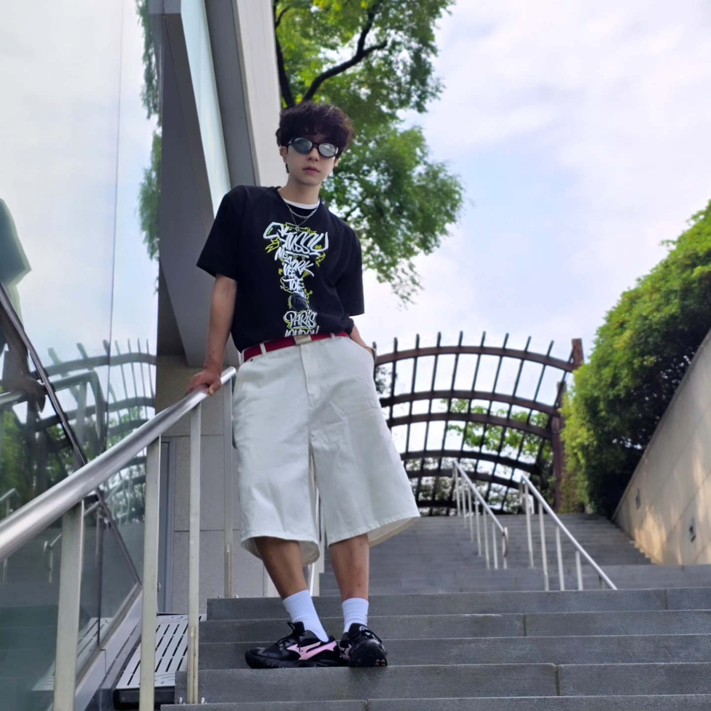 Stussy x Born X Raised Handstyles T-Shirt Black, True Religion Hustle Webbing Belt Red 착용 스타일 - 2