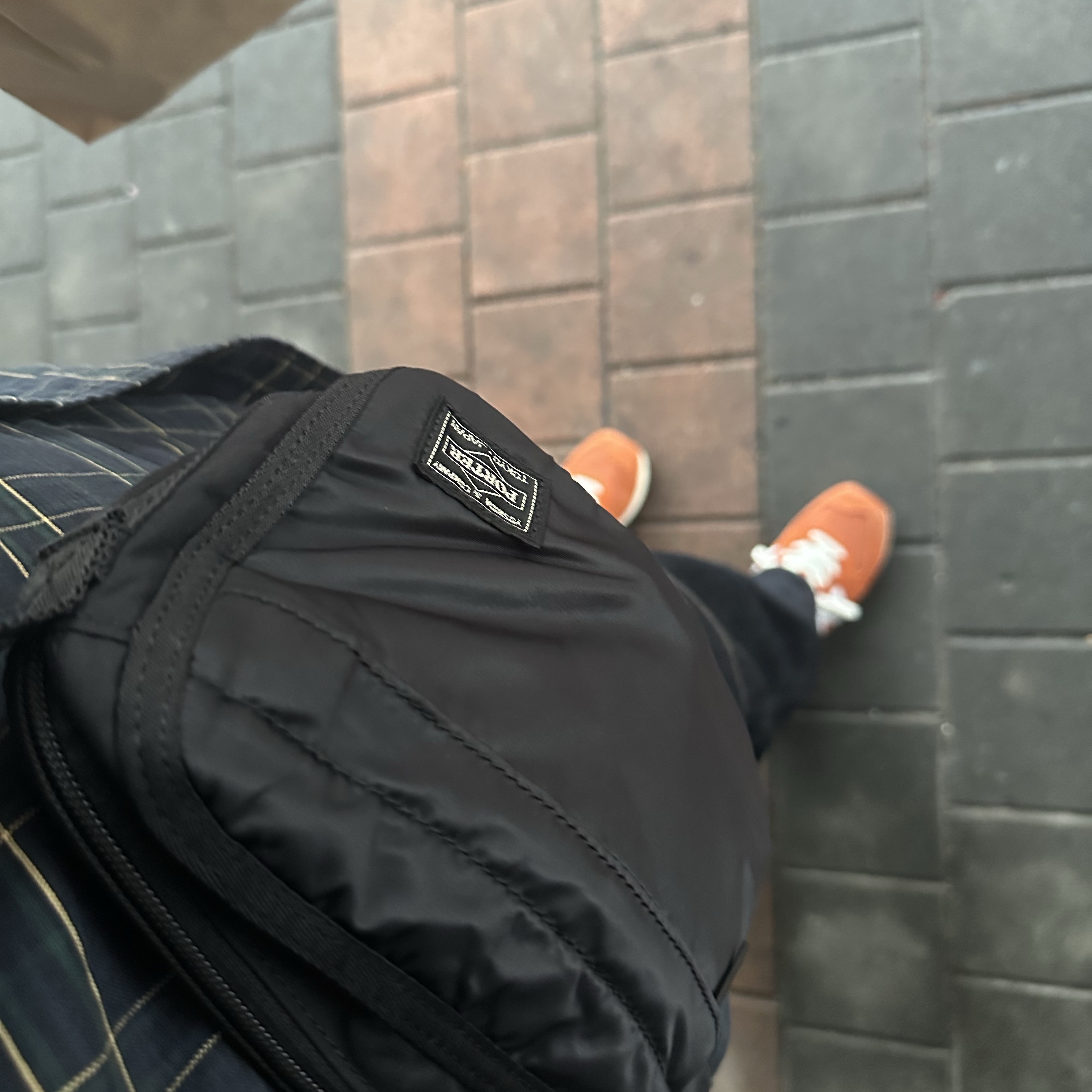 Porter Frame Shoulder Bag Black, New Balance 574 Heritage Orange Burst White 착용 스타일