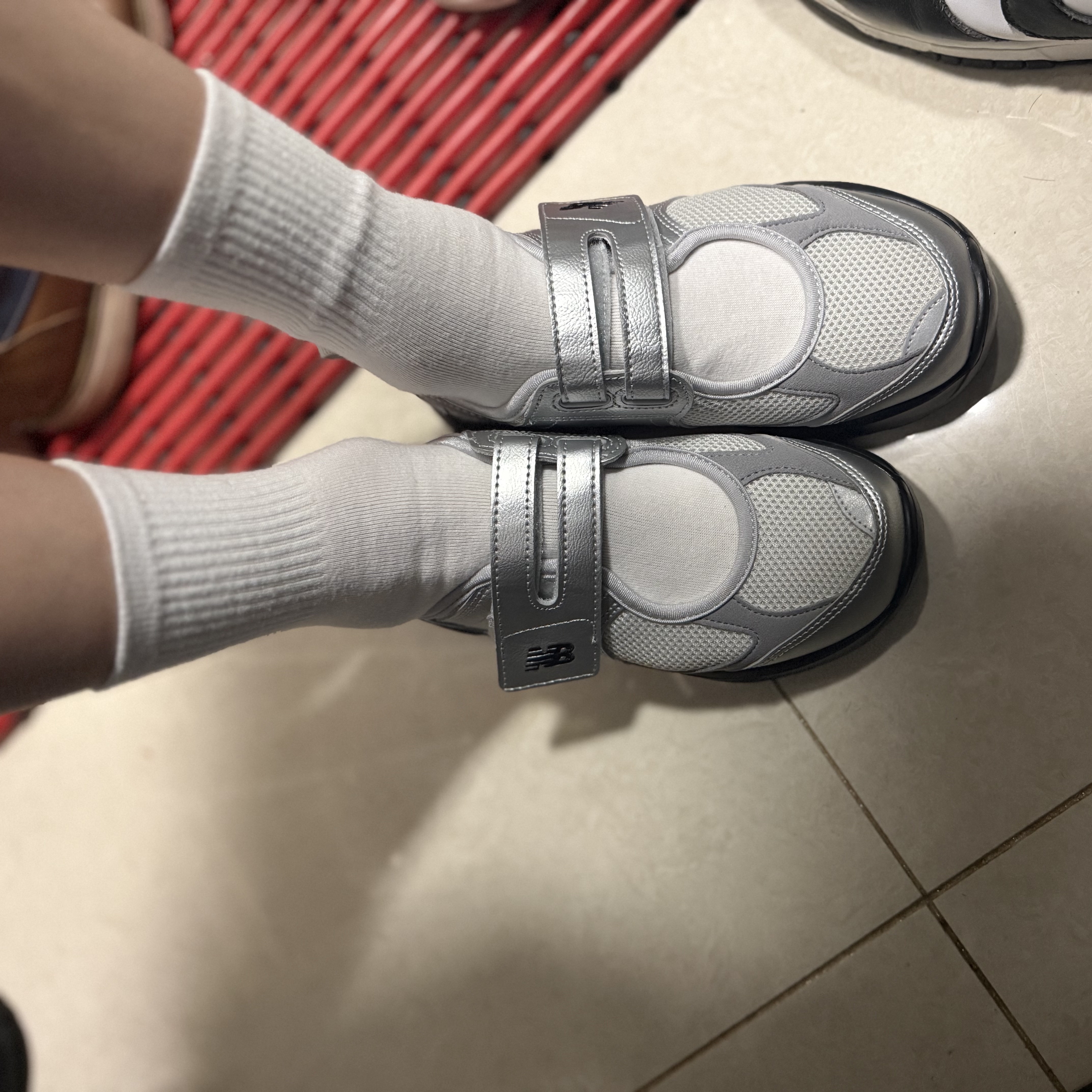 (W) New Balance Breeze SD2202 Metalic Silver 착용 스타일