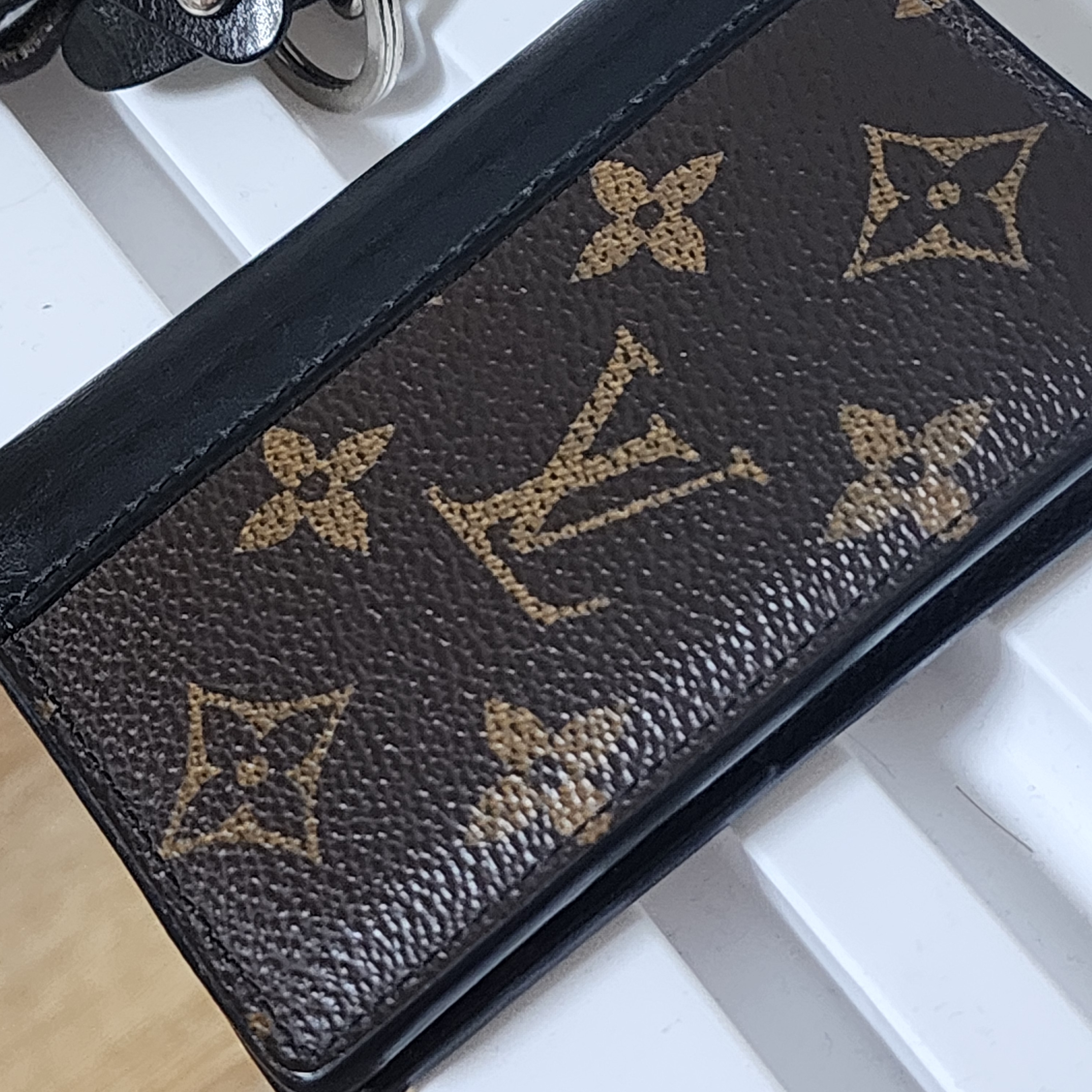 Louis Vuitton Pocket Organizer Monogram Macasa 착용 스타일