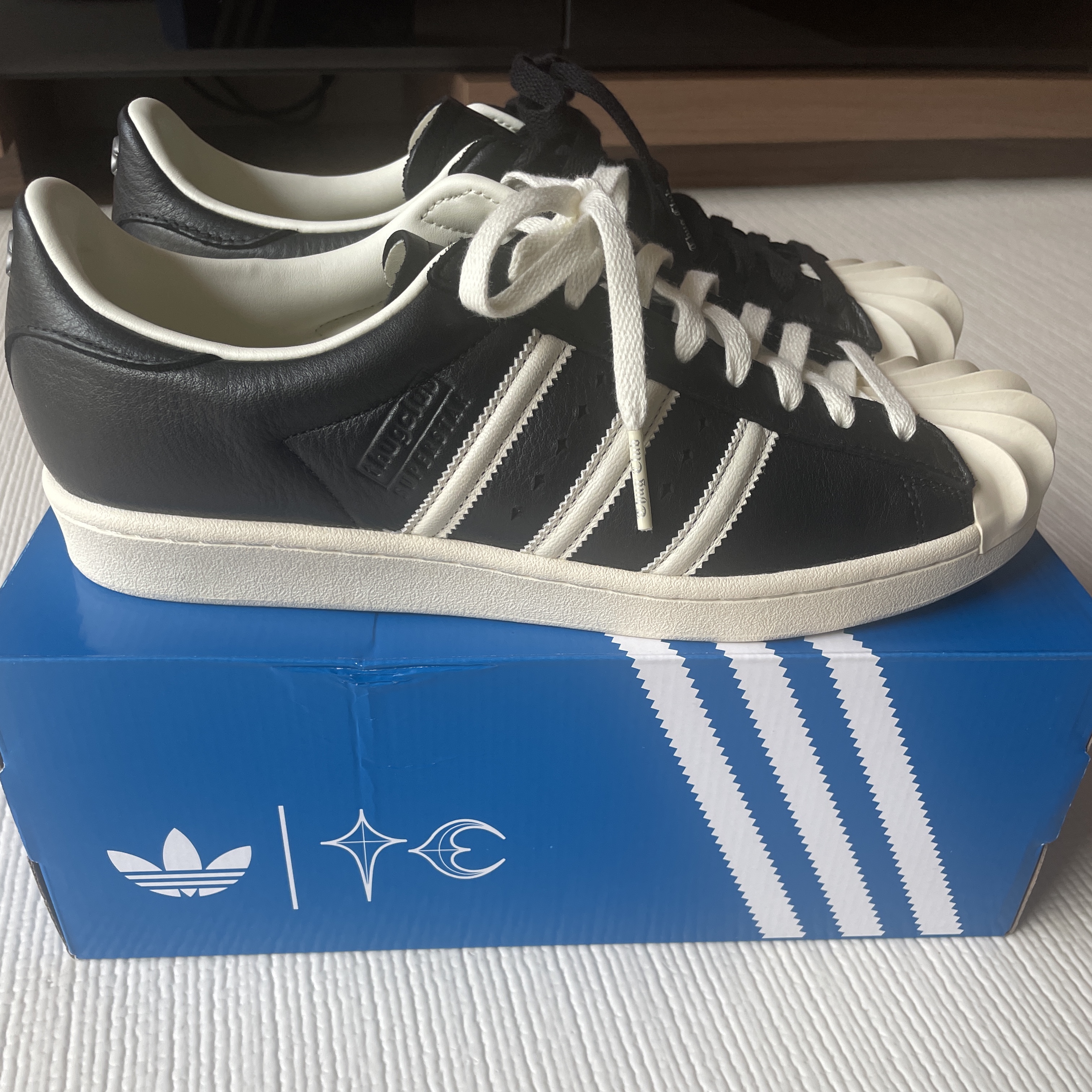 Adidas x Thug Club Superstar Vintage Core Black Cream White 착용 스타일 - 4