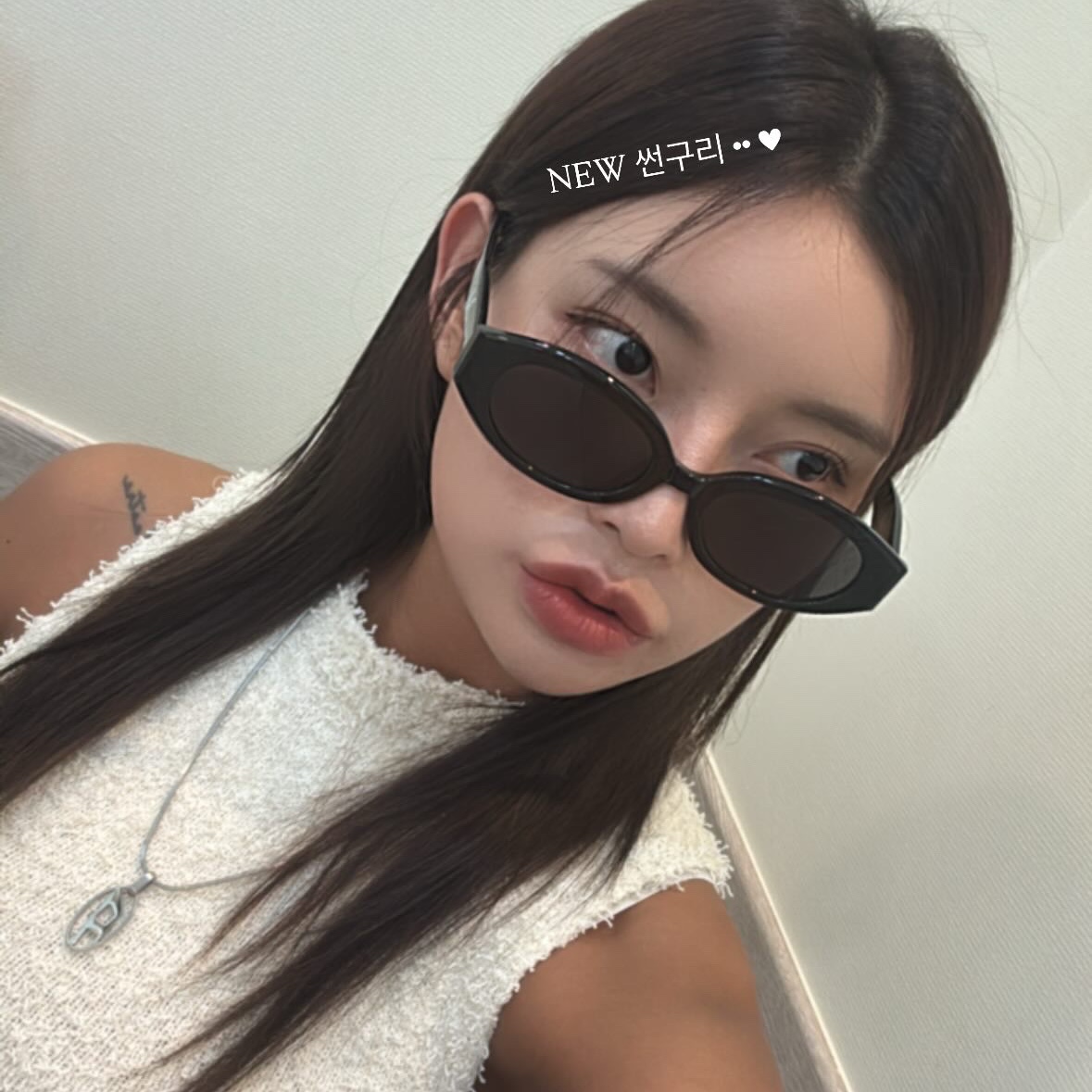 MUCNET Signature Logo Point Sunglasses A Type Black 착용 스타일