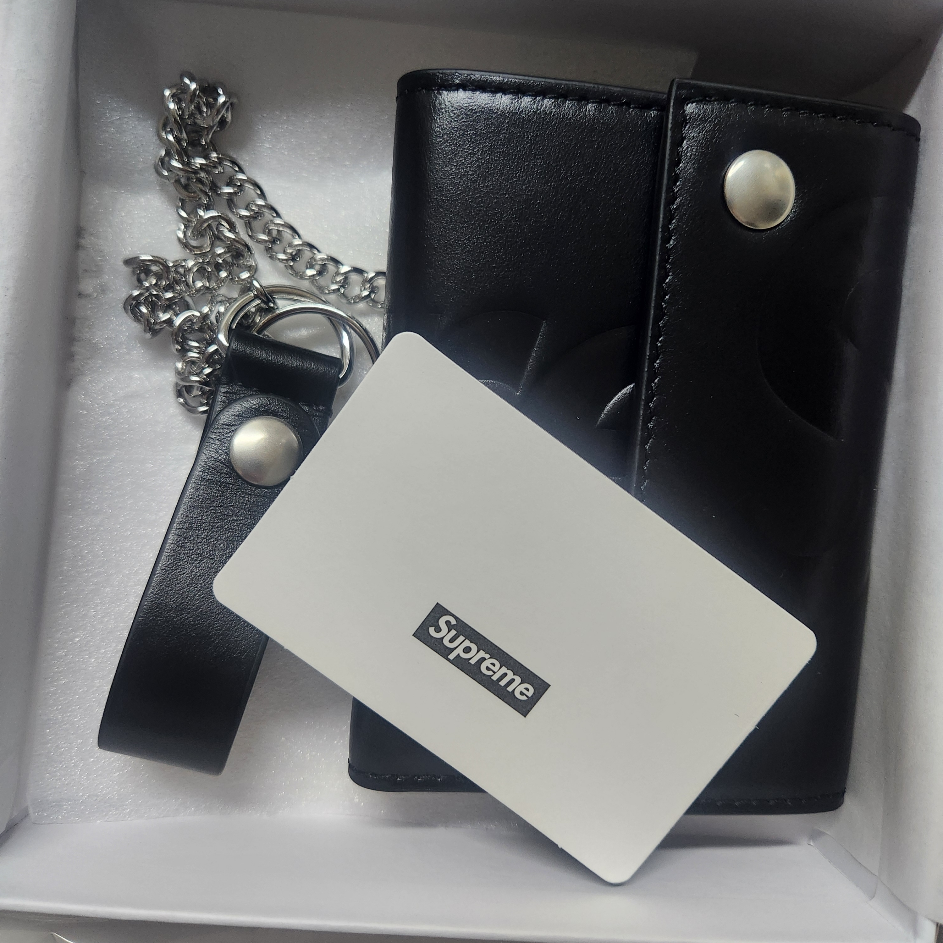 Supreme Leather Chain Wallet Black 착용 스타일 - 2
