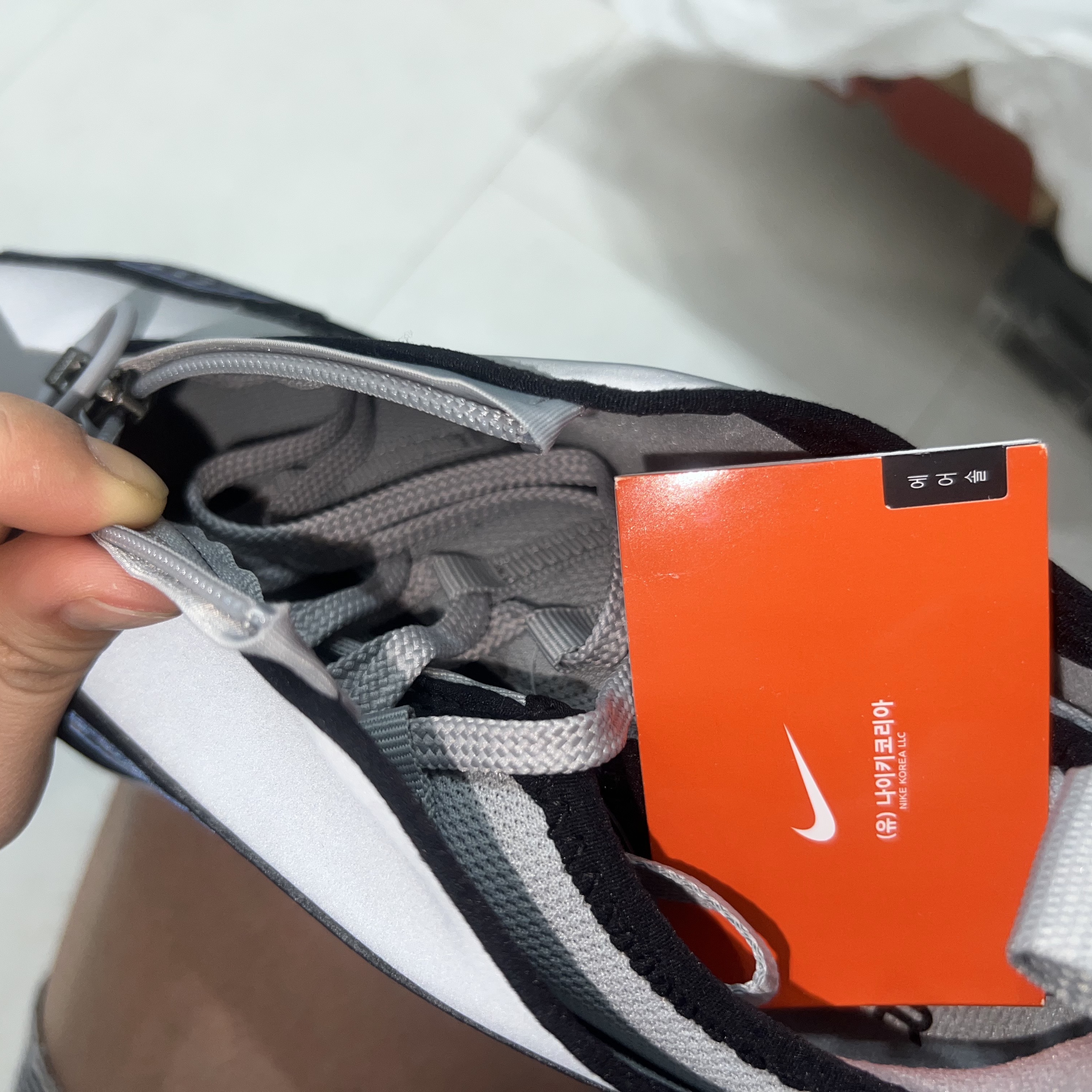 (W) Nike Air Max SNDR Silver and Anthracite 착용 스타일 - 2