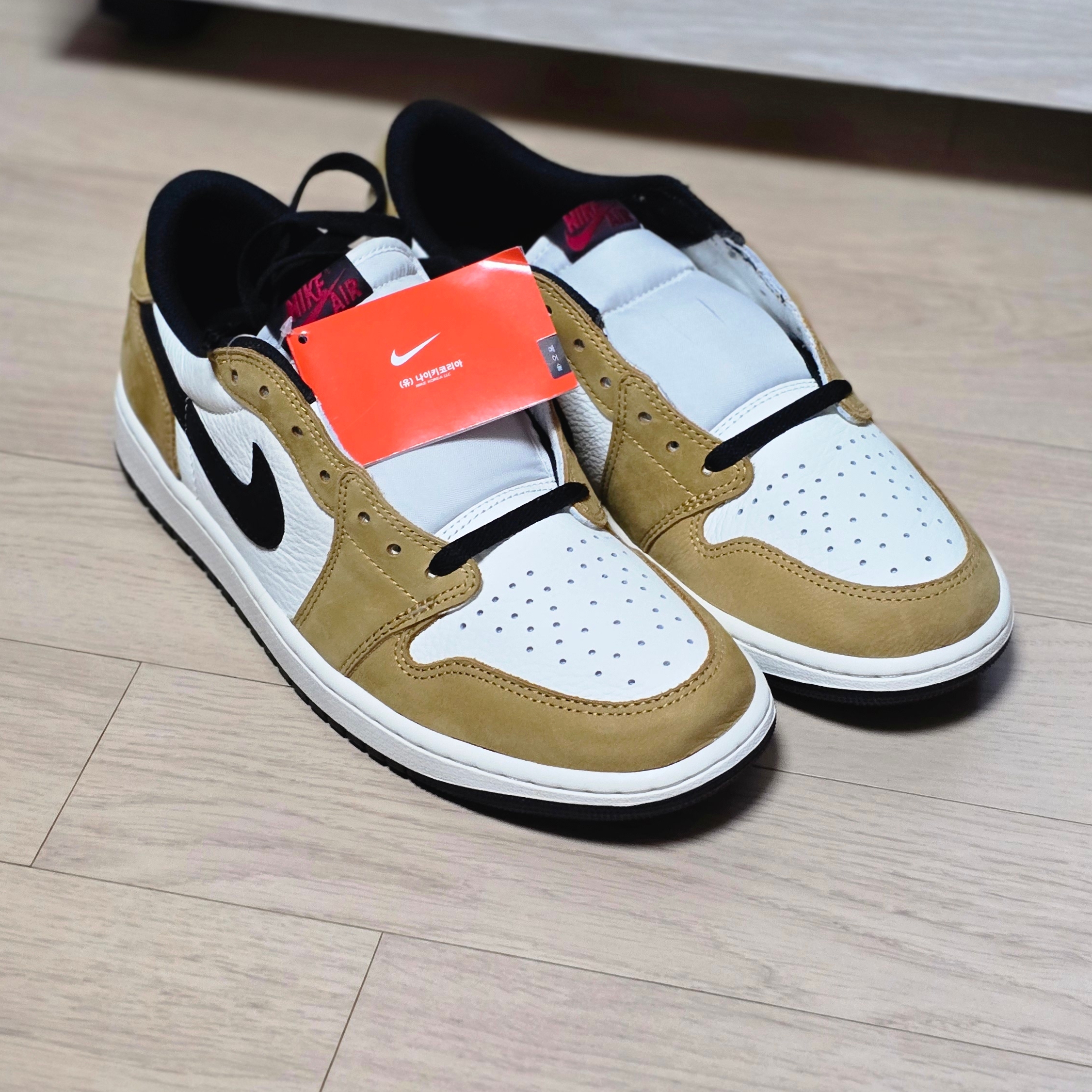 Jordan 1 Low OG Sail and Golden Harvest 착용 스타일 - 3