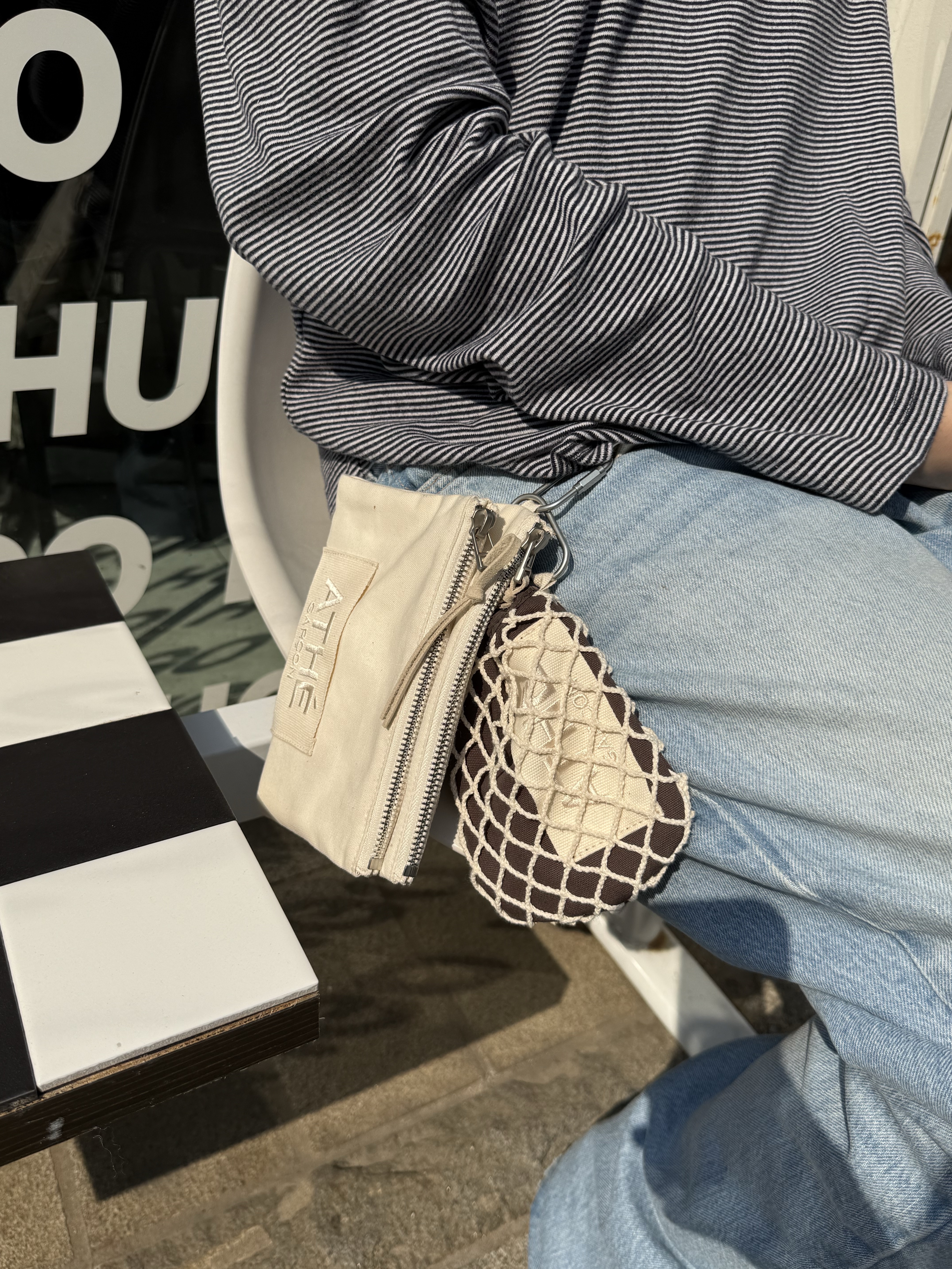 Athe garcon Net Pouch Brown, Athe garcon Card Double Wallet Ivory 착용 스타일 - 7