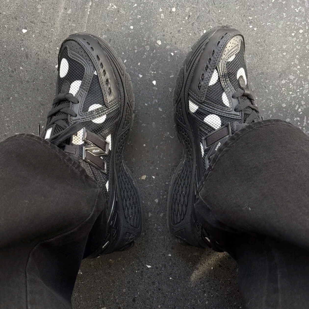 New Balance 1906R Polka Dot Black 착용 스타일 - 2