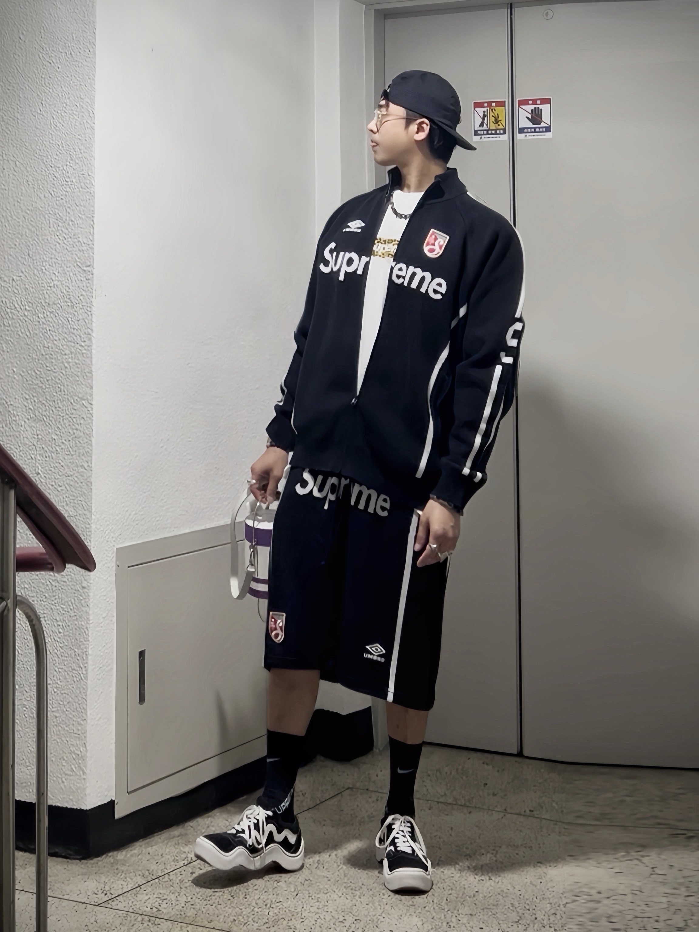 Supreme x Umbro Zip Up Sweater Black - 25SS, Supreme x Umbro Knit Soccer Shorts Black - 25SS 착용 스타일